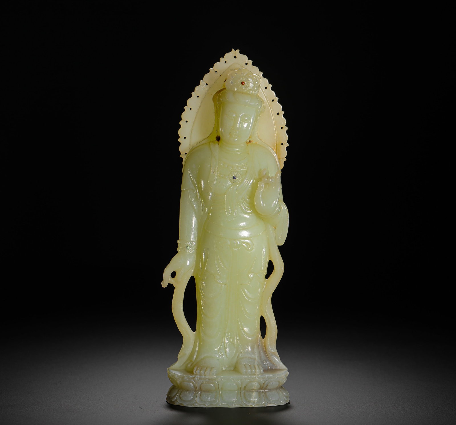 A STANDING STATUE OF GUANYIN IN HETIAN YELLOW JADE FROM THE QING DYNASTY: H:19cm (7.48in) W:7cm (2.76in) Weight:560g (1.24lb)This Guanyin statue is a Buddhist-themed jade work from the Qing Dynasty, crafted from lustrous Hetian yellow jade. With a well-proportioned form, a 