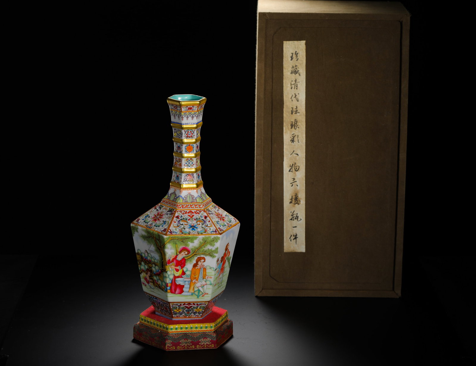 QING DYNASTY QIANLONG ENAMEL COLOR WESTERN FIGURE PATTERN HEXAGONAL LONG NECK VASE: H:30cm (11.81in) W:15cm (5.91in) Weight:1100g (2.43lb)This is a famille rose porcelain vase in the style of the Qianlong period, decorated with scenes of Western figures. It exemplifies the artistic e