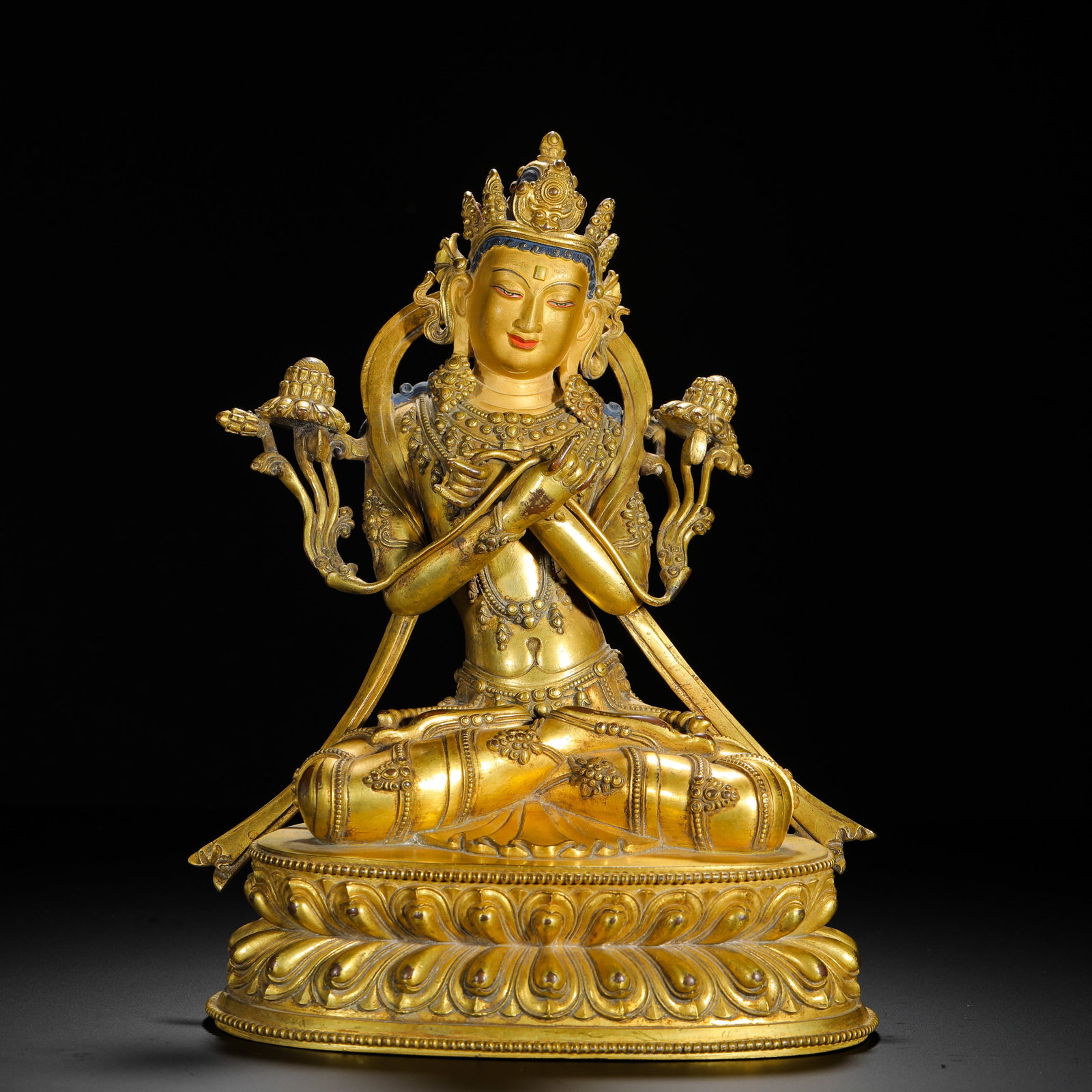 BRONZE GILDED VAJRA MASTER SEATED FIGURE OF THE QING DYNASTY: H:29cm (11.42in) W:22cm (8.66in) Weight:5050g (11.13lb)This is a Qing Dynasty gilt bronze seated statue of Vajradhara in the Tibetan Buddhist style, featuring exquisite craftsmanship and radiant luste