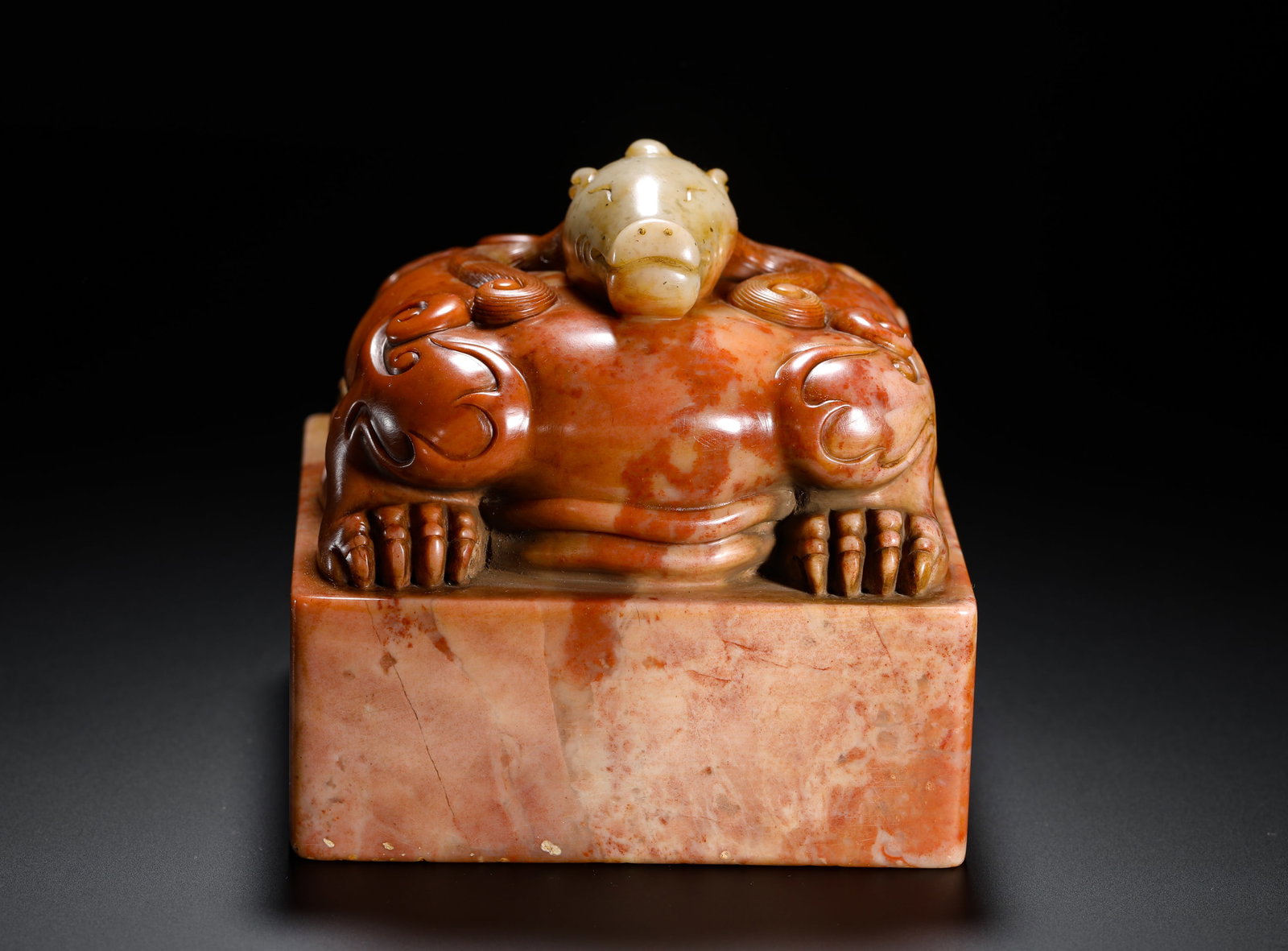 SHOUSHAN STONE-CARVED AUSPICIOUS BEAST BUTTON SQUARE SEAL OF THE QING DYNASTY: H:11cm(4.33in) W:10.3cm(4.06in) Weight:1900g(4.19lb)As a seal for calligraphy, painting, or documents, it is both functional and highly collectible.
