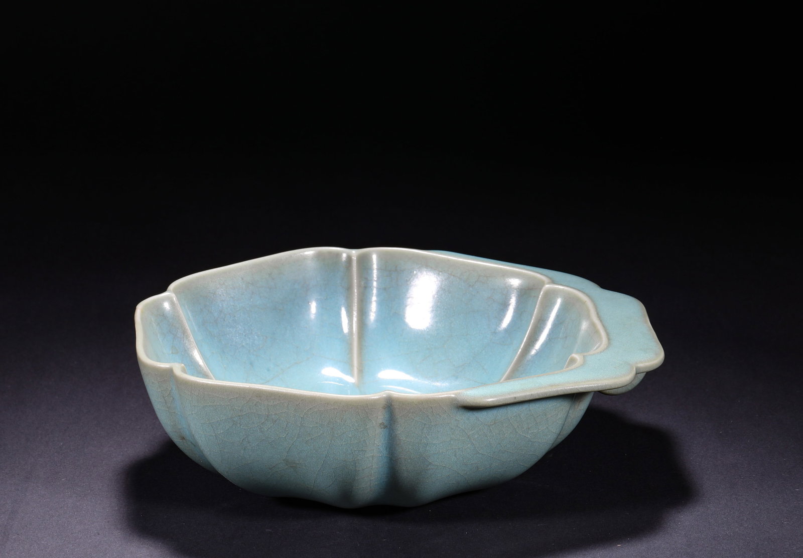 QING DYNASTY RU KILN SKY-BLUE GLAZED FLOWERED HAT BRIM WASH: H:6.0cm(2.36in) W:21.3cm(8.39in)This piece is a replica of the classic Song Dynasty Ru Kiln form, featuring a flower-mouth, ribbed body, and a brim-style spout on one side. Six vertical ribs run from 