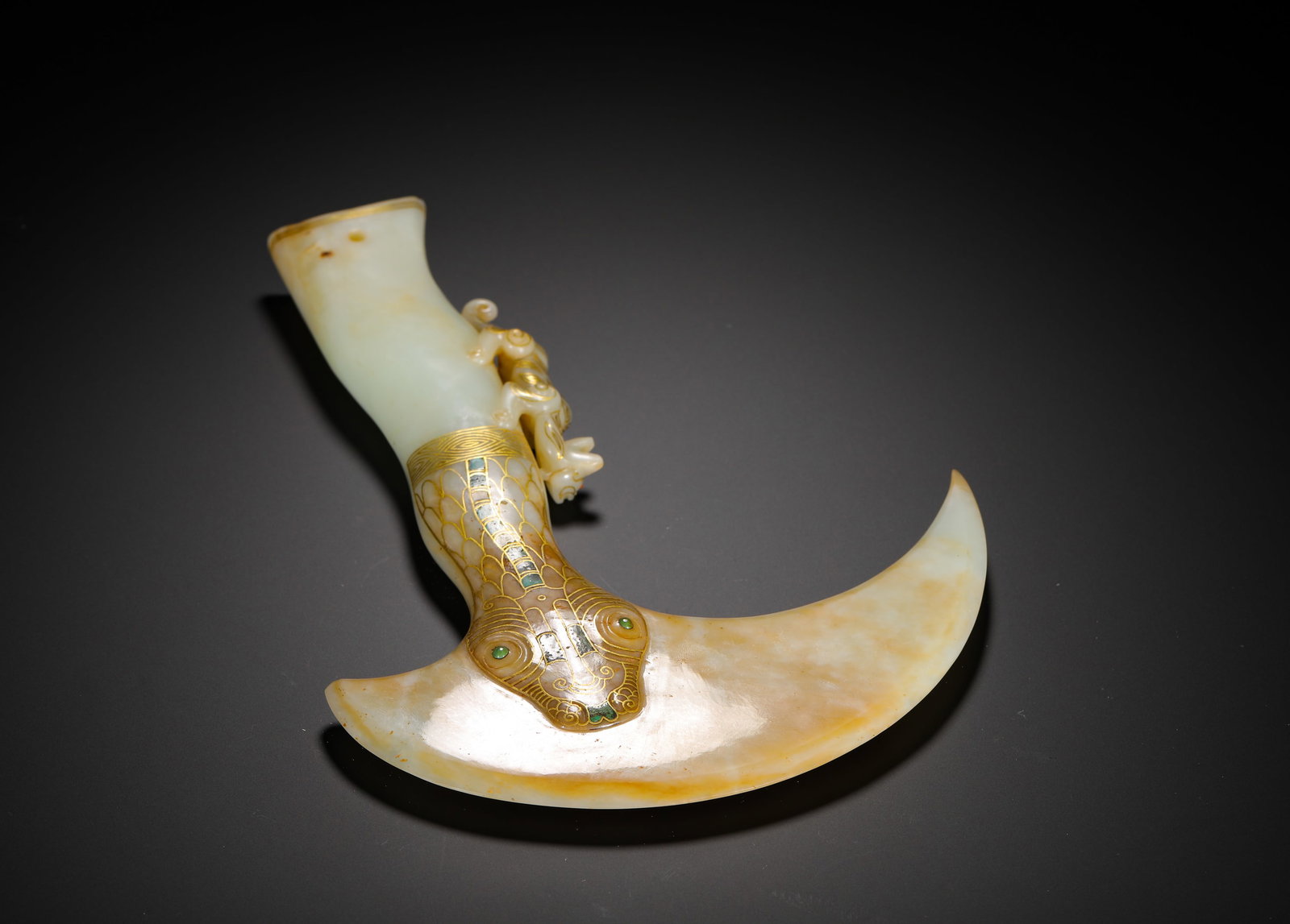 HAN DYNASTY HETIAN WHITE JADE INLAID WITH GOLD INLAID WITH TURQUOISE DRAGON PATTERN AXE: H:24cm(9.45in)W:19cm(7.48in)Weight:530g(1.17lb)Such jade axes were often used as ritual objects by the nobility, symbolizing power and authority. This piece holds immense historical, artistic, and col