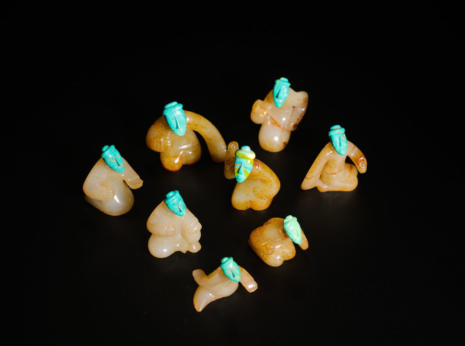 HAN DYNASTY HETIAN JADE INLAID WITH TURQUOISE DANCING FIGURES: H:4cm(1.57in)W:5cm(1.97in)Music and dance culture flourished in the Han dynasty. Such jade carvings reflected court life and aesthetic tastes. This set holds immense historical, artistic, and collecti