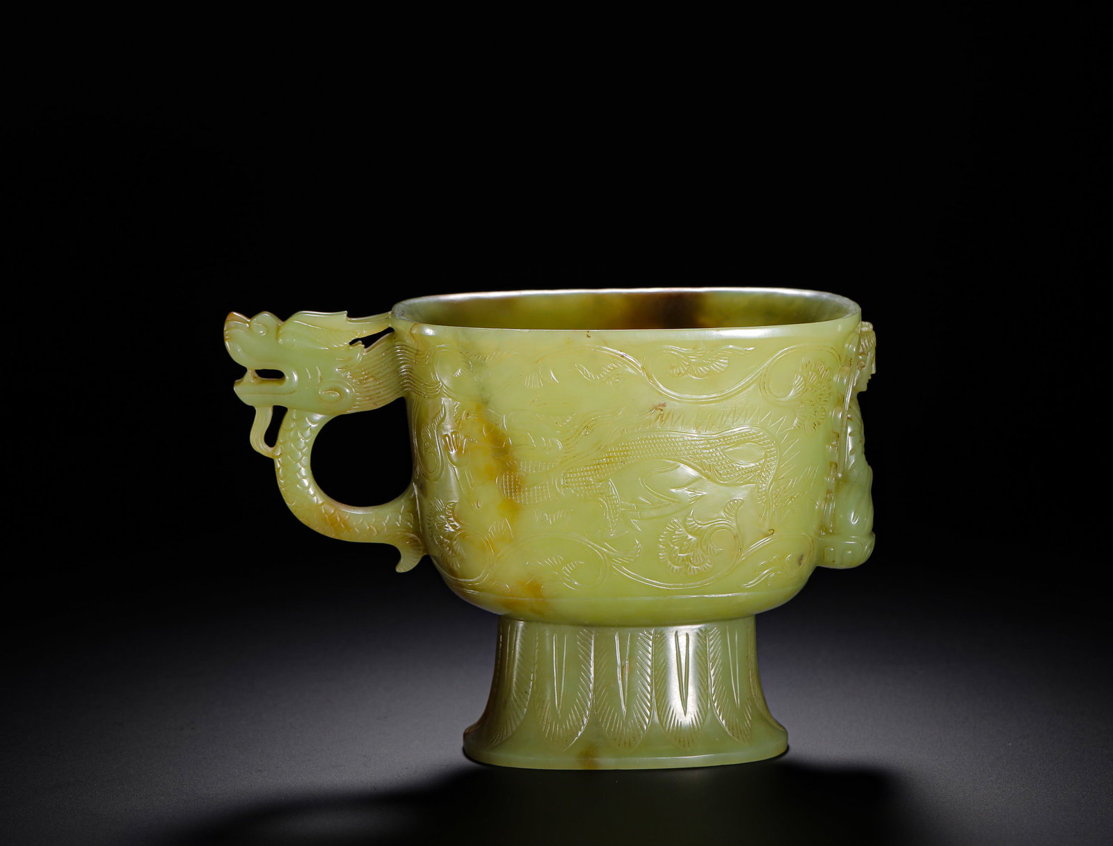 HETIAN YELLOW JADE DRAGON-PATTERNED CUP OF THE TANG DYNASTY: H:10cm (3.94in) W:15cm (5.91in) Weight:440g (0.97lb)