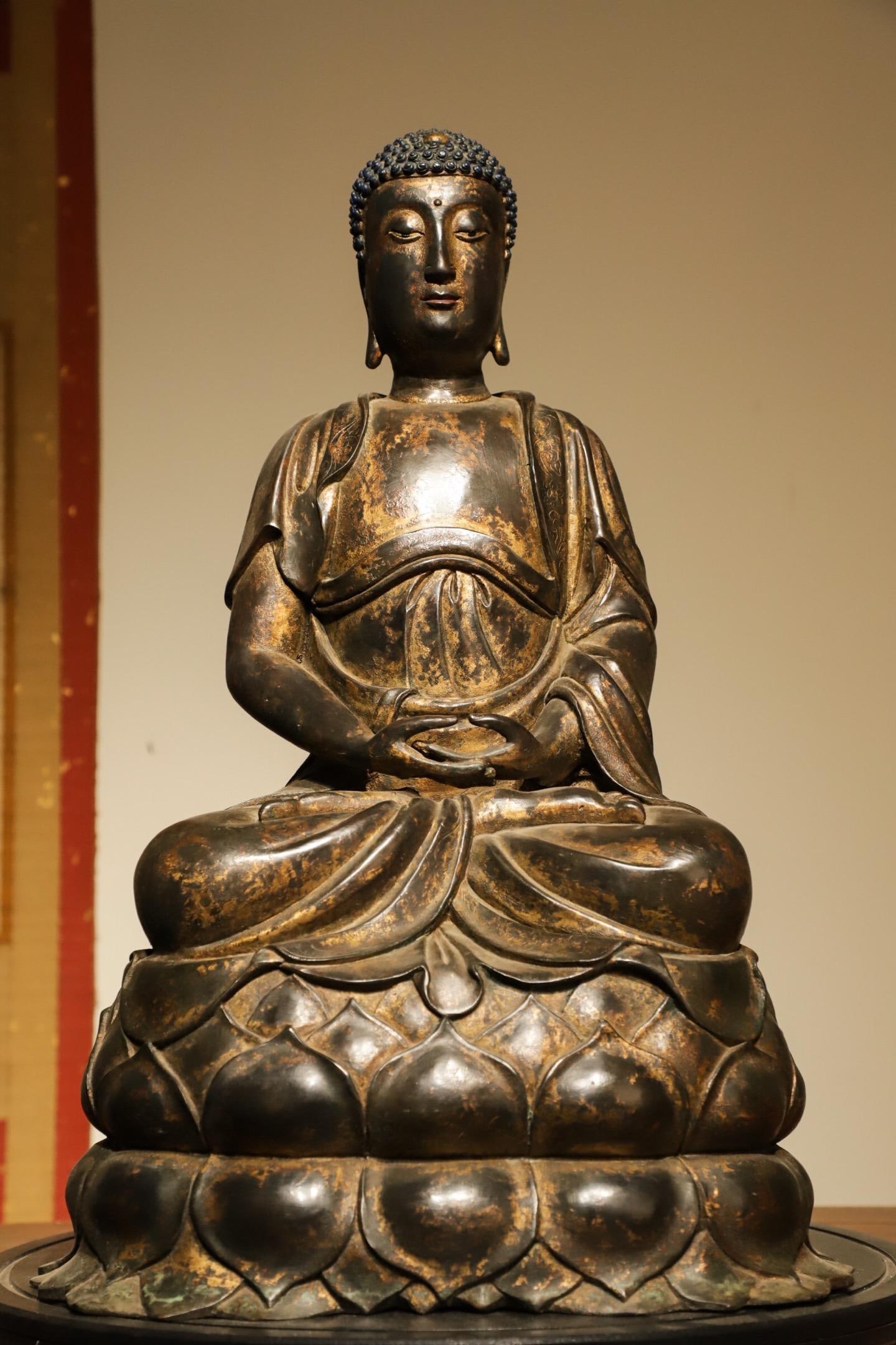 A FINELY CAST GILDED SEATED STATUE OF SAKYAMUNI BUDDHA FROM THE MING DYNASTY: Weight:13600g,H:51cmL:33cmW:23cm