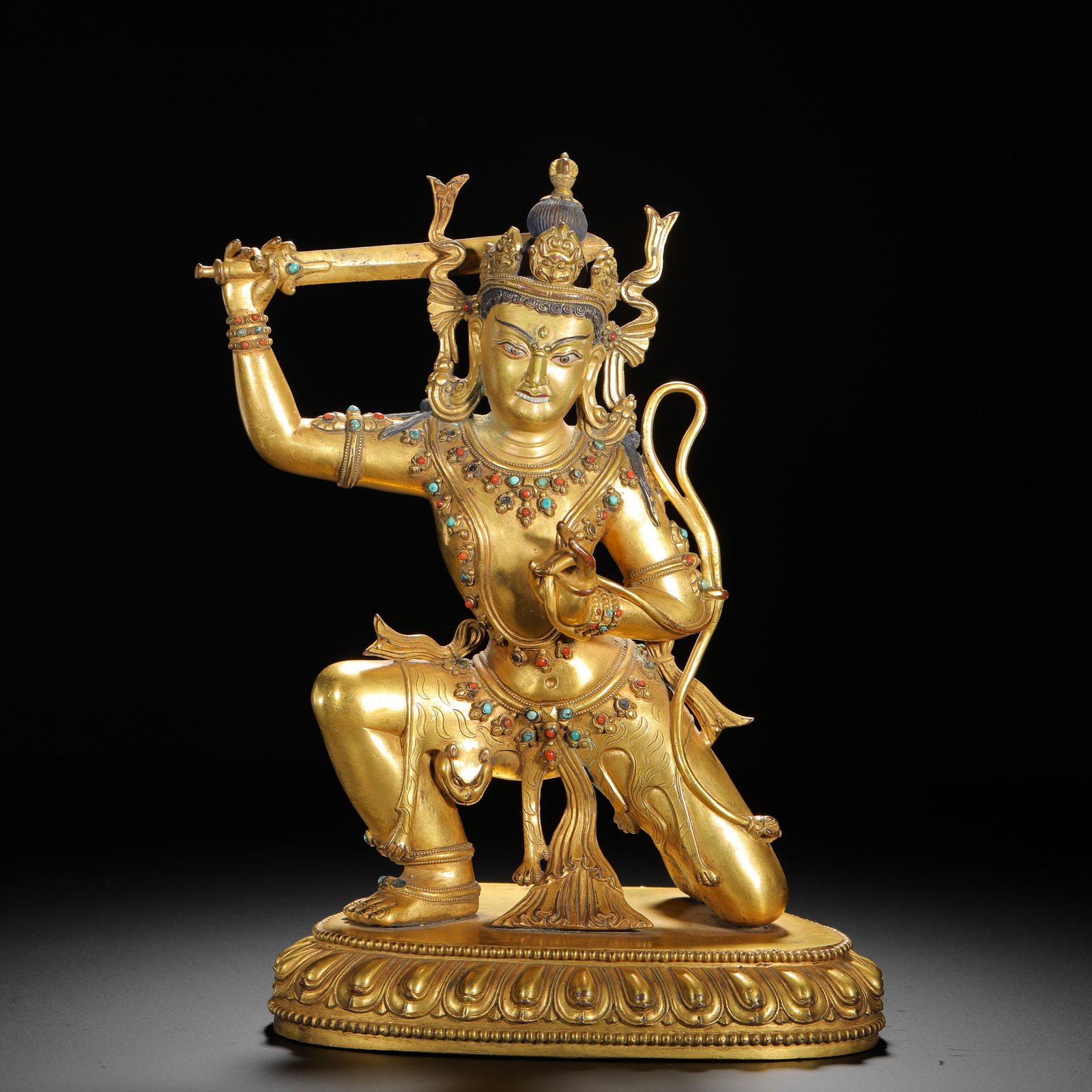 A GILDED BRONZE STATUE OF THE IMMOVABLE KING OF THE QING DYNASTY: H:26cm (10.24in) W:18cm (7.09in) Weight:2920g (6.44lb)This is a Qing Dynasty gilt bronze statue of Achala Vidyaraja in the Tibetan Buddhist style, featuring exquisite craftsmanship and awe-inspiring p