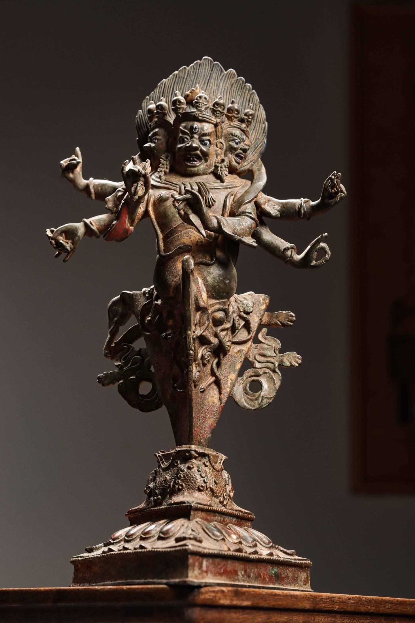 QING DYNASTY GILDED BRONZE TIBETAN PUPA VAJRA PEG: Weight:3100g(6.84lb)H:40cm(15.75in)W:23cm(9.06in)T:16cm(6.30in)This Ucchusma Vajra sculpture is formed in vertical vajra ritual implement structure, with three wrathful faces, a crown adorned with sku