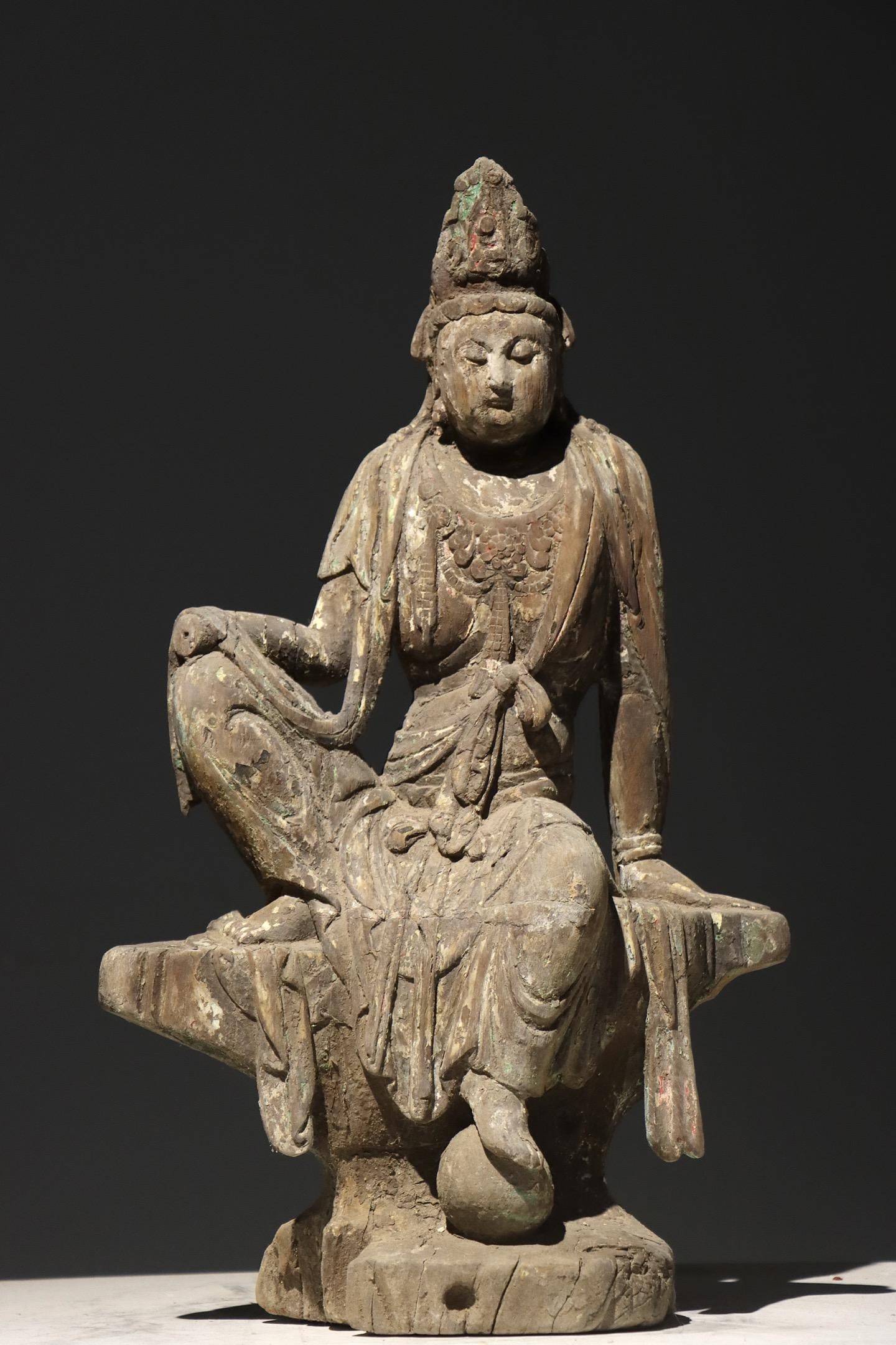 A SITTING STATUE OF THE FREE-SPIRITED GUANYIN IN WOOD CARVING AND PAINTED LACQUER FROM THE SONG (1 of 9)