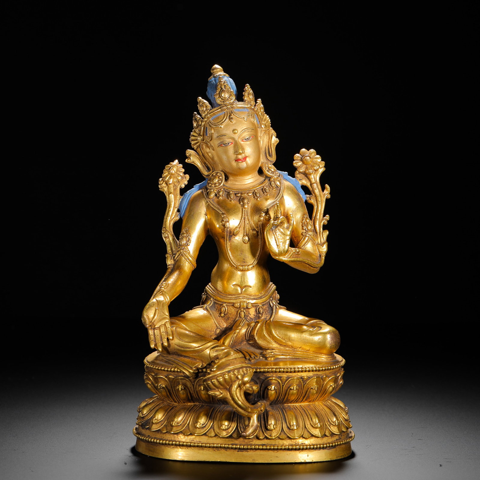 BRONZE GILDED GREEN TARA SITTING FIGURE OF THE QING DYNASTY: H:22cm (8.66in) W:14cm (5.51in) Weight:1910g (4.21lb)This is a Qing Dynasty gilt bronze seated statue of Green Tara in the Tibetan Buddhist style, featuring exquisite craftsmanship and radiant luster.
