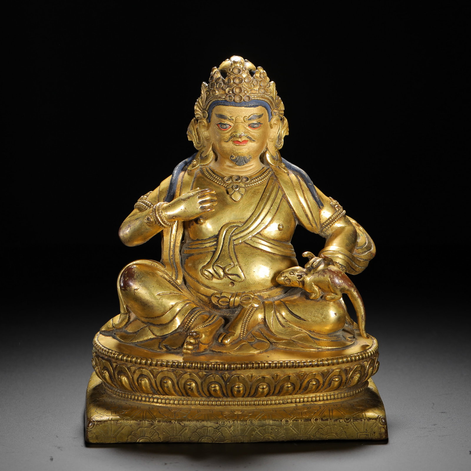 A GILDED BRONZE STATUE OF THE YELLOW GOD OF WEALTH FROM THE QING DYNASTY: H:17cm (6.69in) W:13.5cm (5.31in) Weight:2050g (4.52lb)This is a Qing Dynasty gilt bronze seated statue of Yellow Jambhala in the Tibetan Buddhist style, featuring exquisite craftsmanship and radiant 