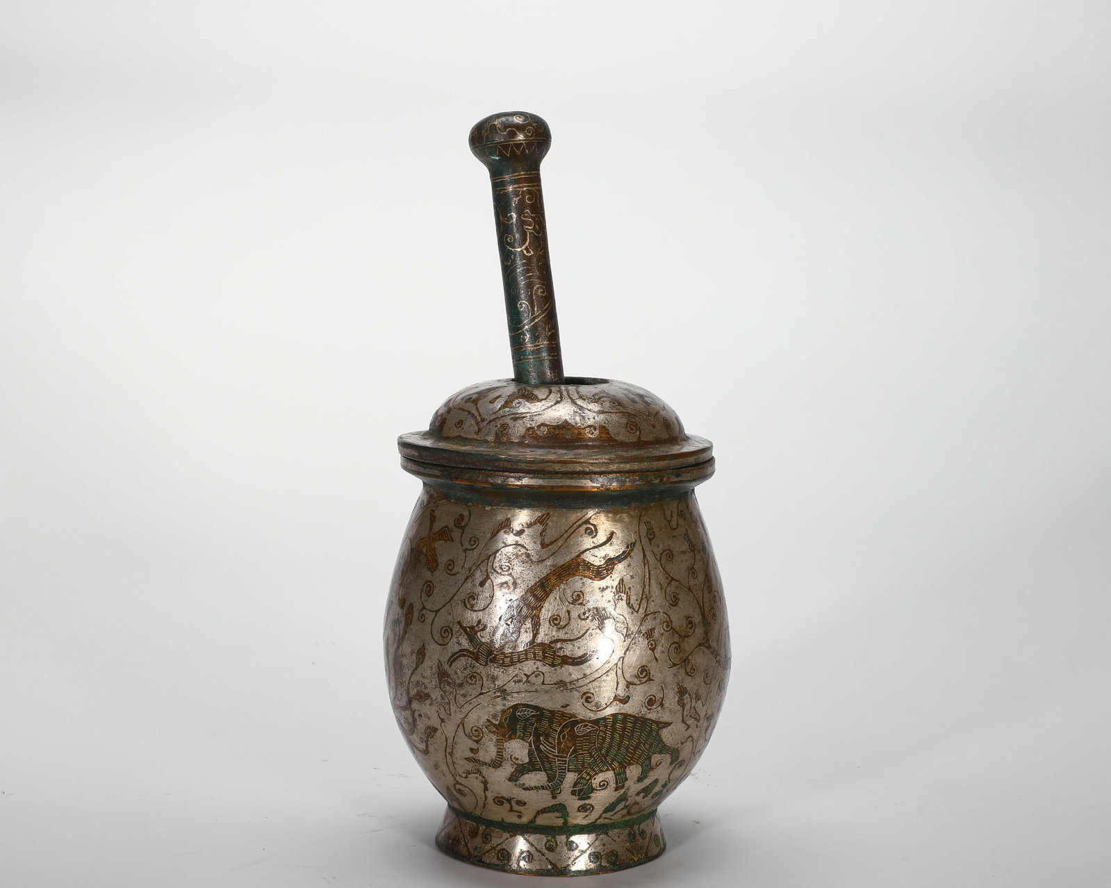 HAN DYNASTY COPPER INLAID GOLD AND SILVER AUSPICIOUS BEAST PATTERNED MEDICINE PESTLE AND MORTAR: H:24cm(9.45in)W:10cm(3.94in)Weight:1380g(3.04lb)These objects reflect the lifestyle of the Han nobility and their focus on medicine and health. The use of gold and silver inlay also signifies the owne