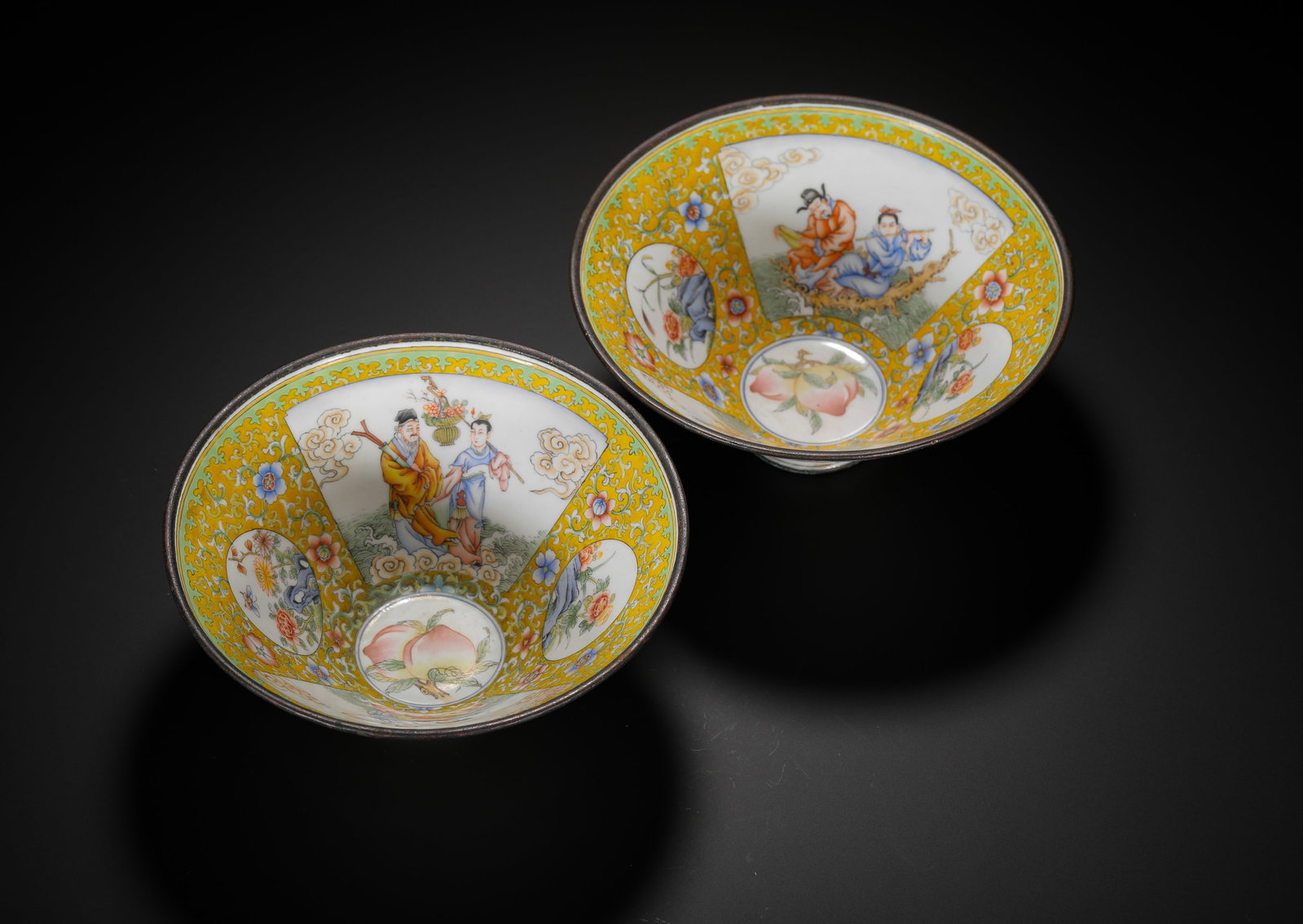 BRONZE BODY PAINTED ENAMEL CARVED EIGHT IMMORTALS PATTERN BAMBOO HAT BOWL OF THE QING DYNASTY: H:6.5cm(2.56in)W:15.5cm(6.10in)Weight:620g(1.37lb)The vessel is a pair of conical bowls with a wide mouth, sloping body, and ring foot. The body is covered in yellow enamel with painted decorations, a
