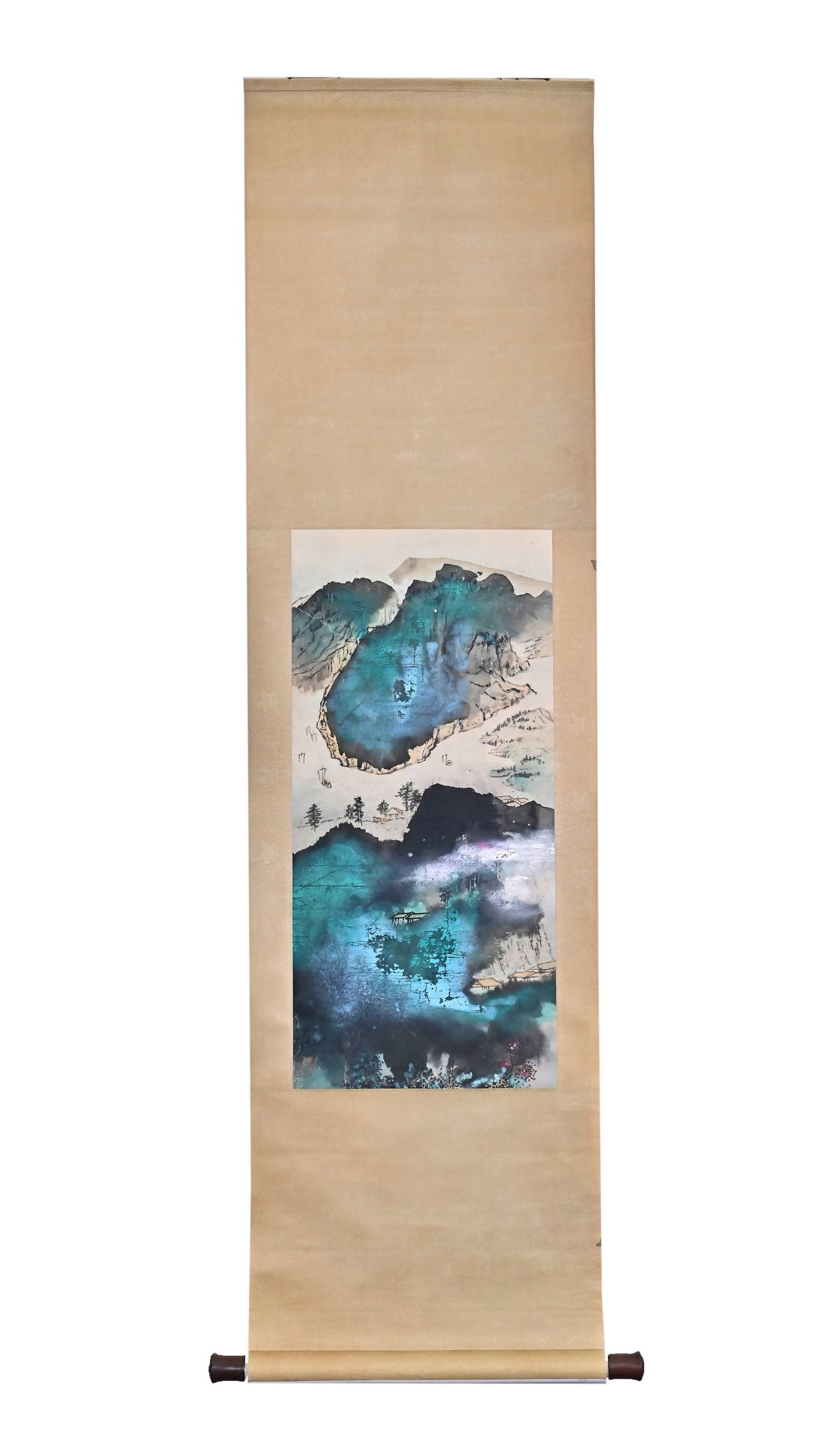 ZHANG DAQIAN (1899-1983) OF CUI LING YUN JU: H:71cm(27.95in)W:34cm(13.39in)Thisverticalscrollisamasterpieceofsplashed-colorlandscapepaintinginthestyleofZhangDaqian,agreatmodernChinesepainter.Itdepictsthescenicbeautyofmountainsandlakesusinghisori