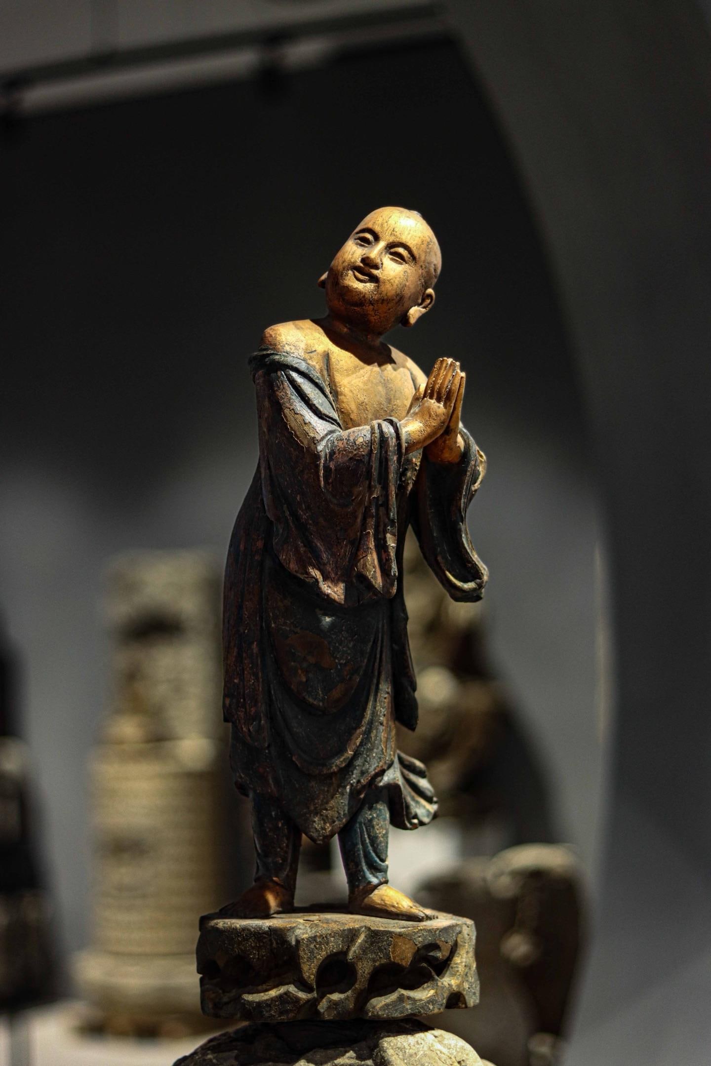SONG DYNASTY WOODCARVING LACQUER GOLD - STATUE OF THE GOOD FORTUNE BOY: H:51cmW:17cmT:18cmWeight:8000g