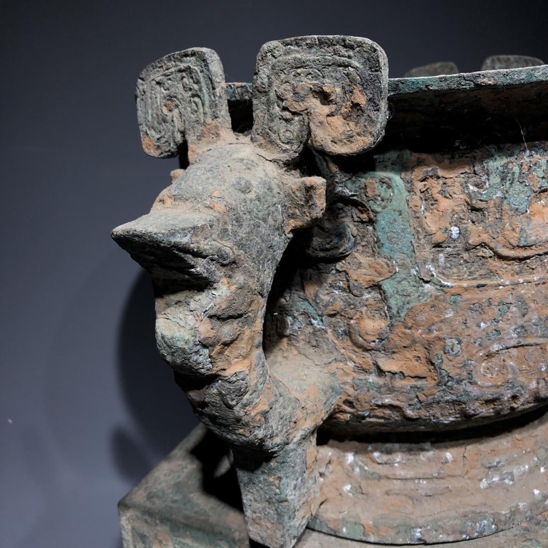 A Bronze Square Gui Vessel - 8