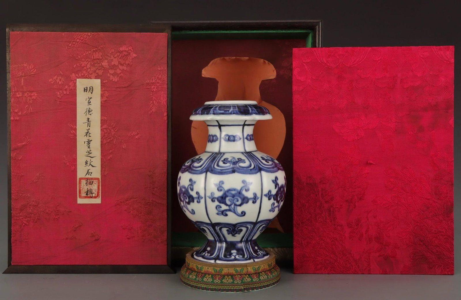 A Blue and White Pomegranate Vase: Height: 8.27in; Diameter: 5.75in.