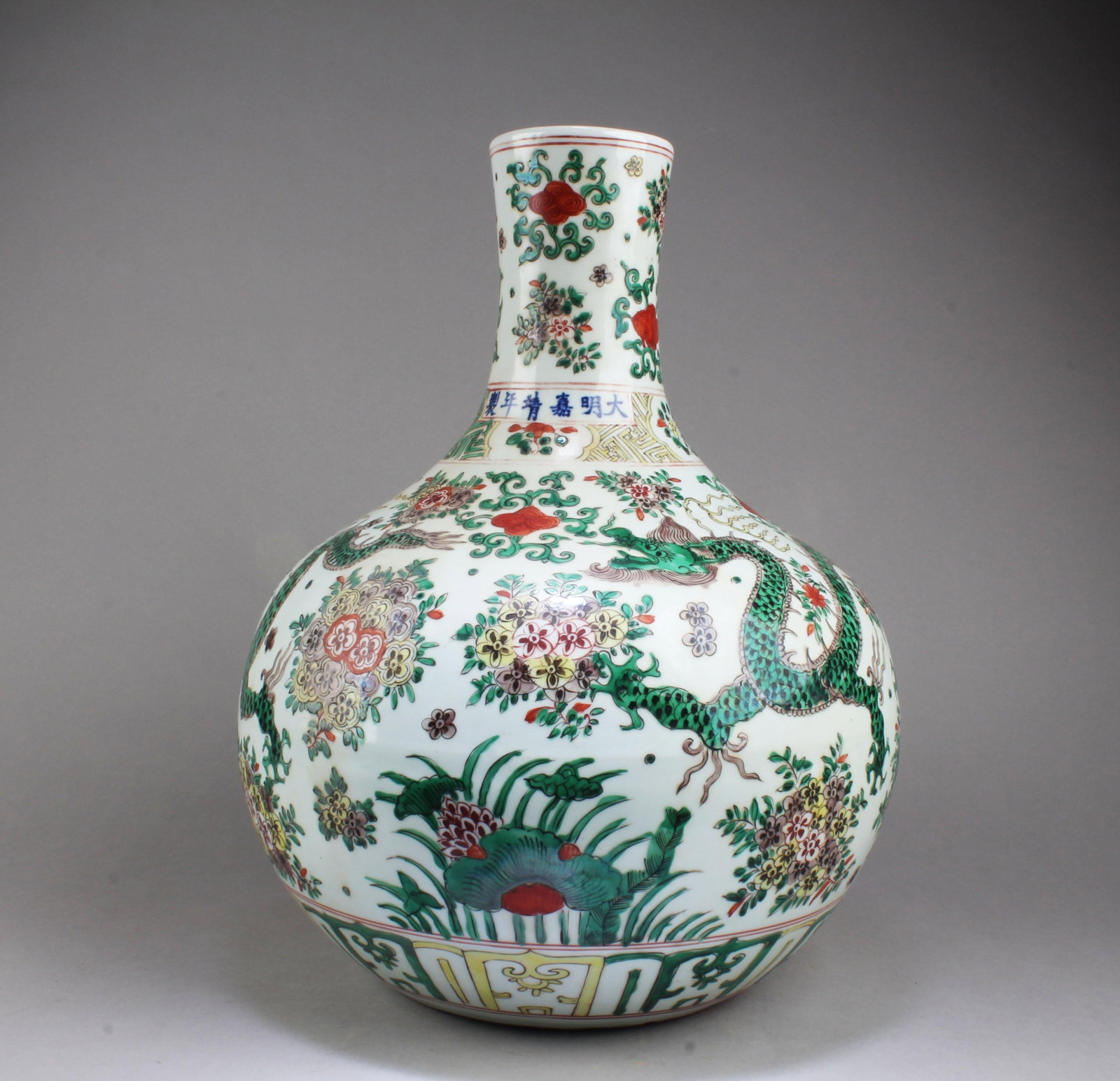 Chinese Porcelain 'TianQiu' vase (1 of 8)