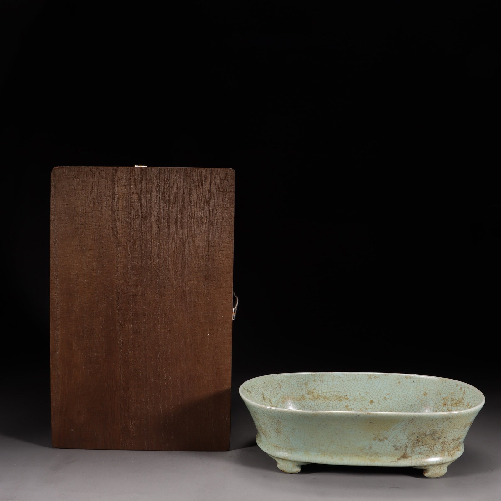 A Ru Ware Celadon Four-Legged Basin (1 of 9)