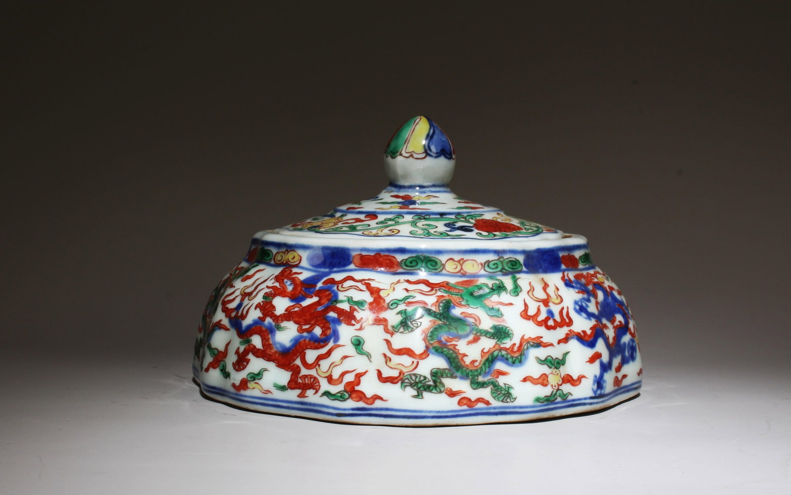 A Wucai Container with Lid (1 of 6)