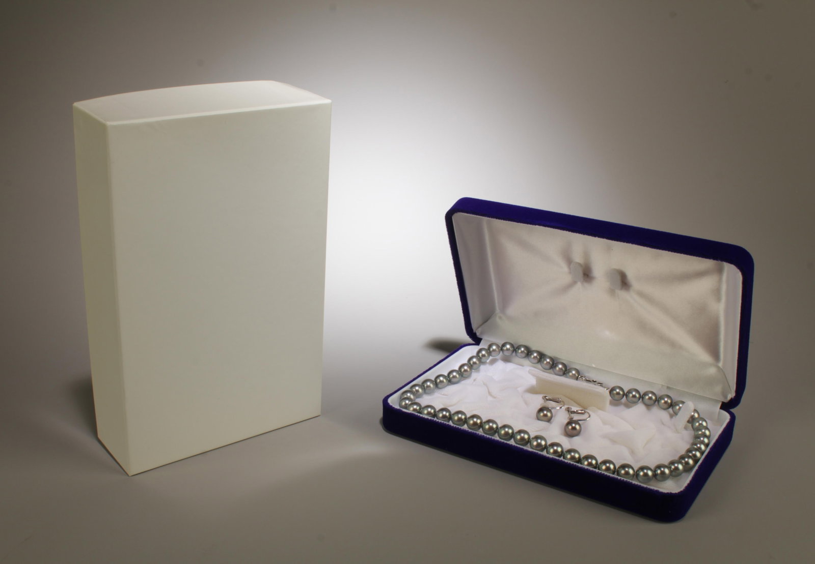 A Pearl Necklace and Earrings (1 of 10)