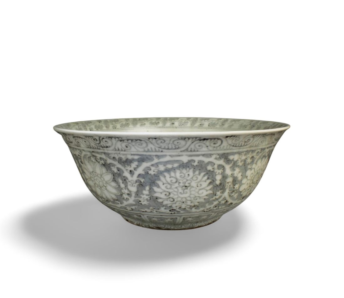 A Large Chinese Porcelain Bowl: A Large Chinese Porcelain Bowl. Diameter: 15.5" Height: 6.25"