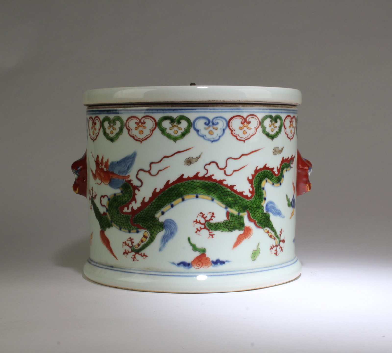 A Porcelain Round Container - 4