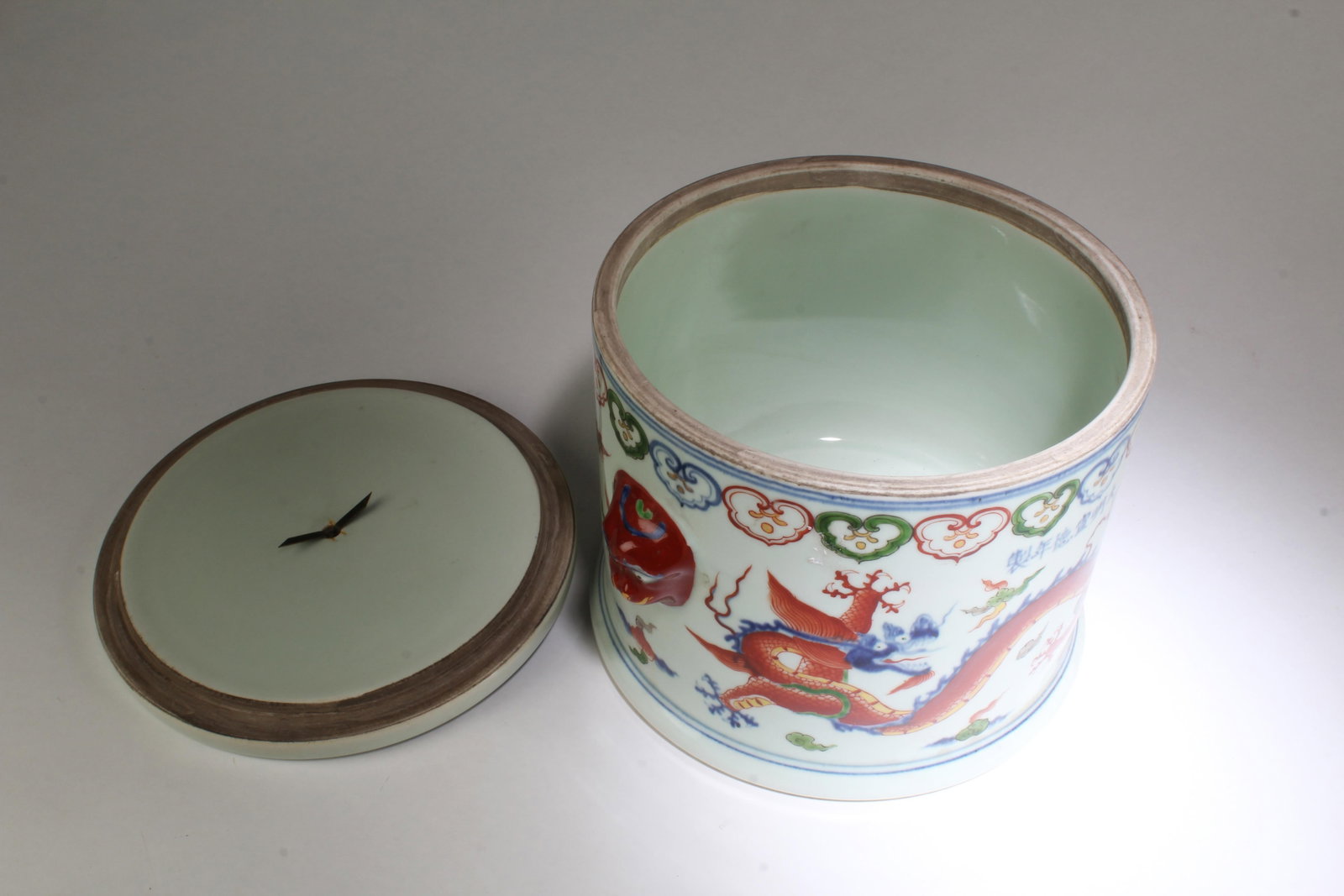 A Porcelain Round Container - 6