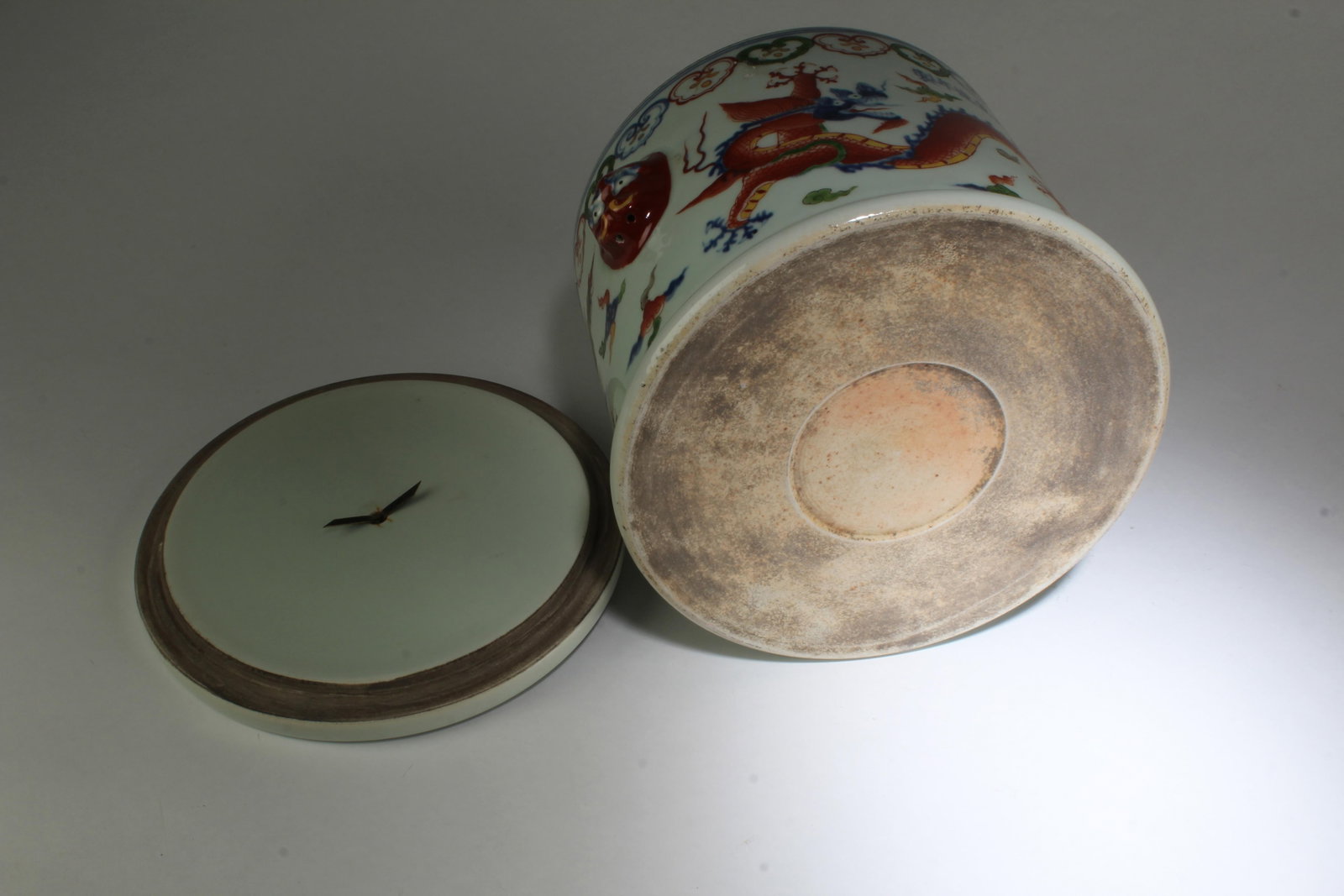 A Porcelain Round Container - 7