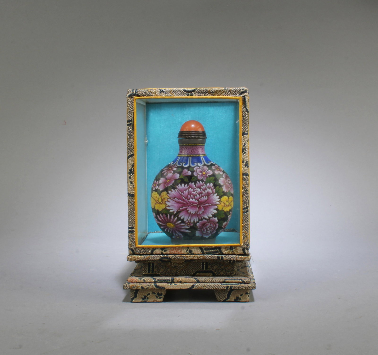A Peking Glass Snuff Bottle: A Peking Glass Snuff Bottle. 'QianLong' mark. Comes fitted with a box. Height: 3"