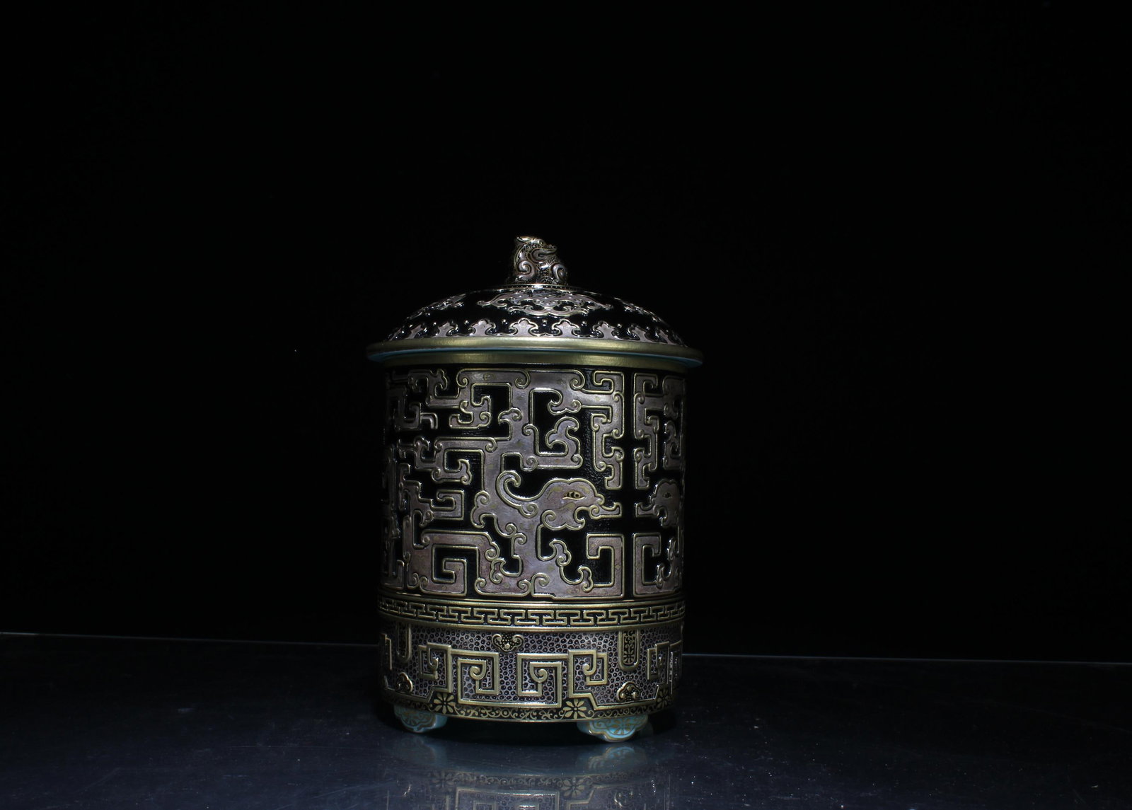 A Porcelain Tea Leaves Container (1 of 5)