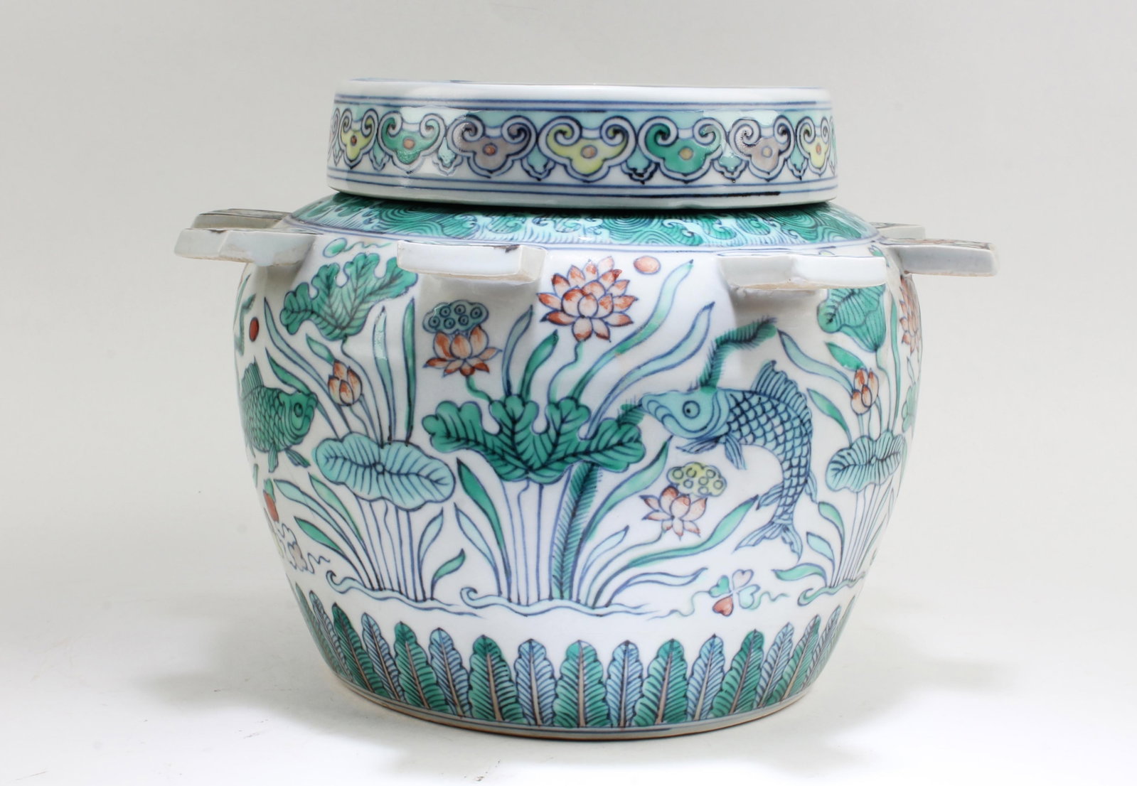Chinese Fmaille Verte Porcelain Jar: Chinese Fmaille Verte Porcelain Jar with lid. 'XuanDe' mark on lid. Height: 7.75"