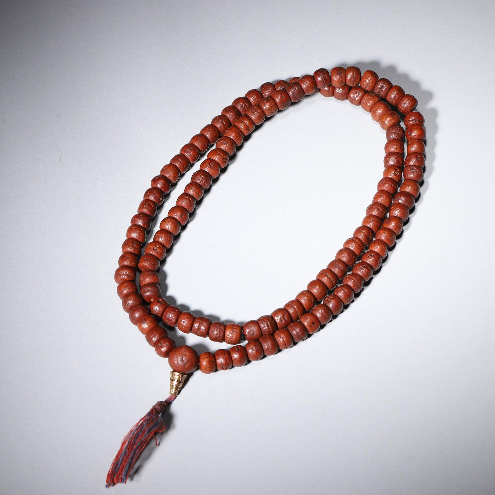 A STRING OF 108 VINTAGE PHOENIX EYE BODHI PRAYER BEADS, QING DYNASTY: D 11.00mm (0.43 in); Wt 86.00g (0.19 lb),Set of 108 barrel-shaped phoenix eye bodhi beads with distinct natural eye grain on each surface. Deep jujube-red aged patina formed from long-term handling. C