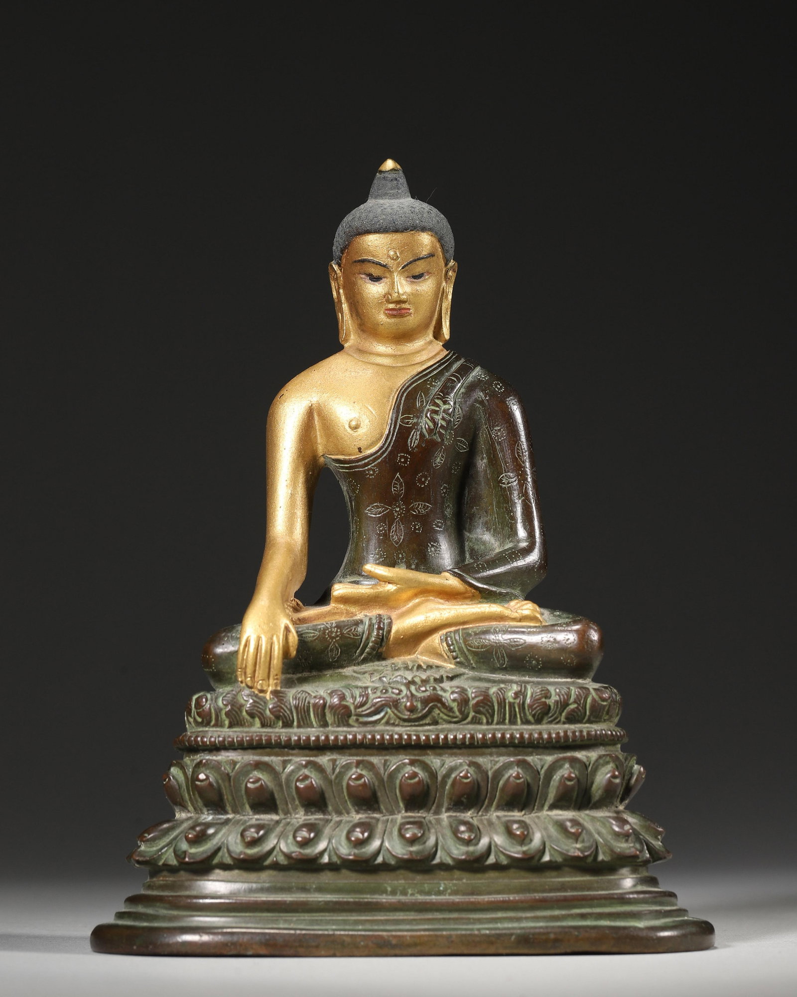 A Gilt-bronze seated statue of Sakyamuni,Qing Dynasty,: W: 11cm (4.33in) H: 14cm (5.51in) WT: 772g