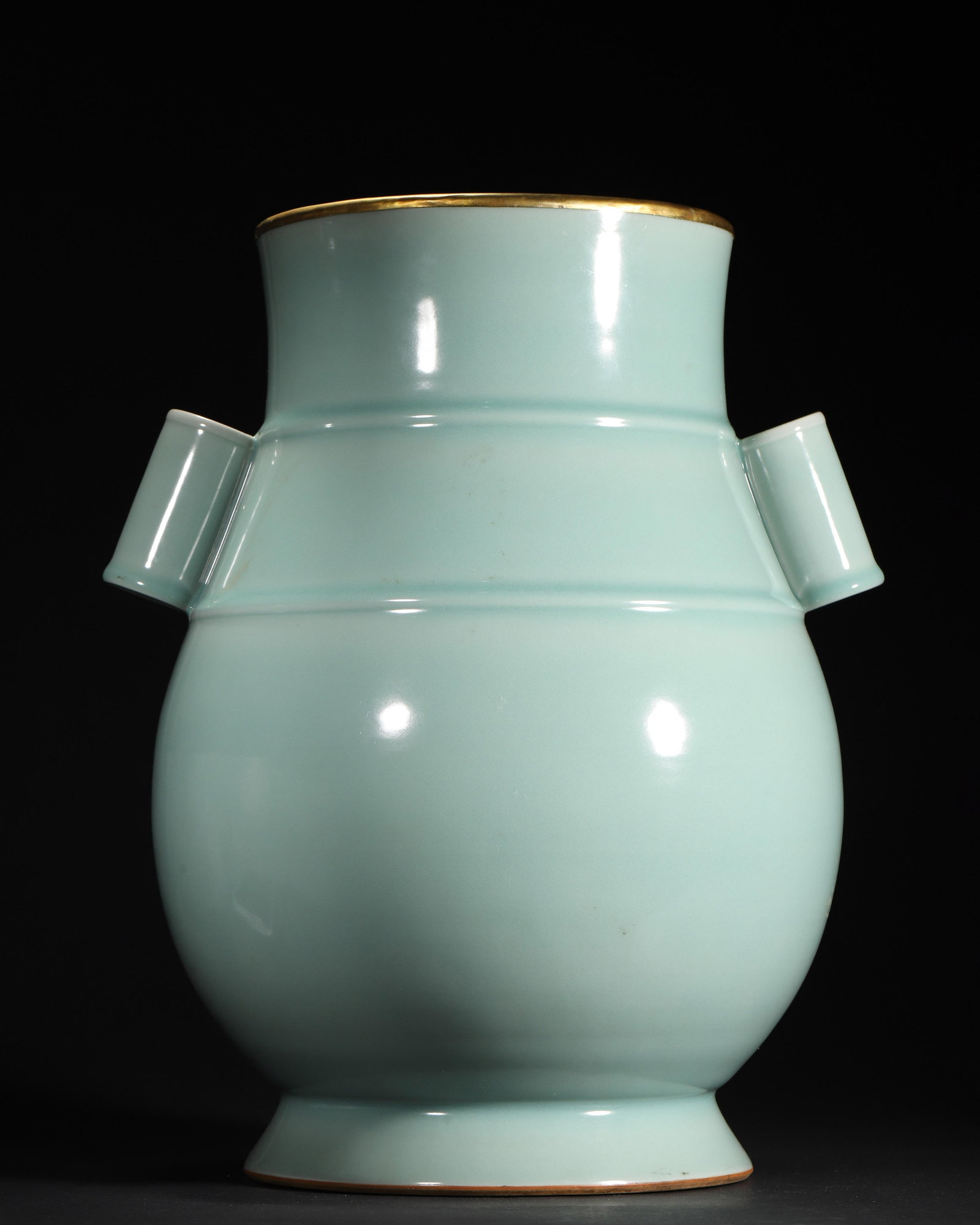 A FINE SOUTHERN SONG DYNASTY (12TH-13TH CENTURY) LONGQUAN CELADON-GLAZED ARROW-VASE WITH GILT RIM: 11.02" x 15.35" inches (28.0 cm x 39.0 cm) (Main)This exquisite Southern Song Longquan vase features a rich, creamy celadon glaze and distinct arrow-shaped handles. Its gilt rim enhances its elegance.