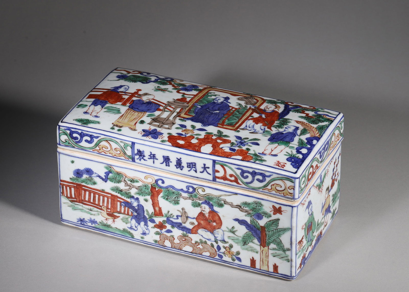 A WUCAI RECTANGULAR COVERED BOX WITH SCHOLAR FIGURES, WANLI PERIOD, MING DYNASTY (1 of 11)