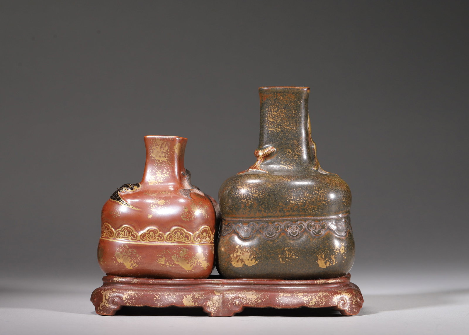 A PAIR LINKED BRONZE-STYLE GLAZE GILT SPLASHED VASES WITH BAT & PLUM BLOSSOM MOTIFS, QIANLONG: H 13.00cm (5.12 in); L 14.00cm (5.51 in); W 9.00cm (3.54 in),Imperial Qing porcelain twin linked vases of Qianlong reign with matching integrated gilt splashed base. One vase covered in tea dust glaze