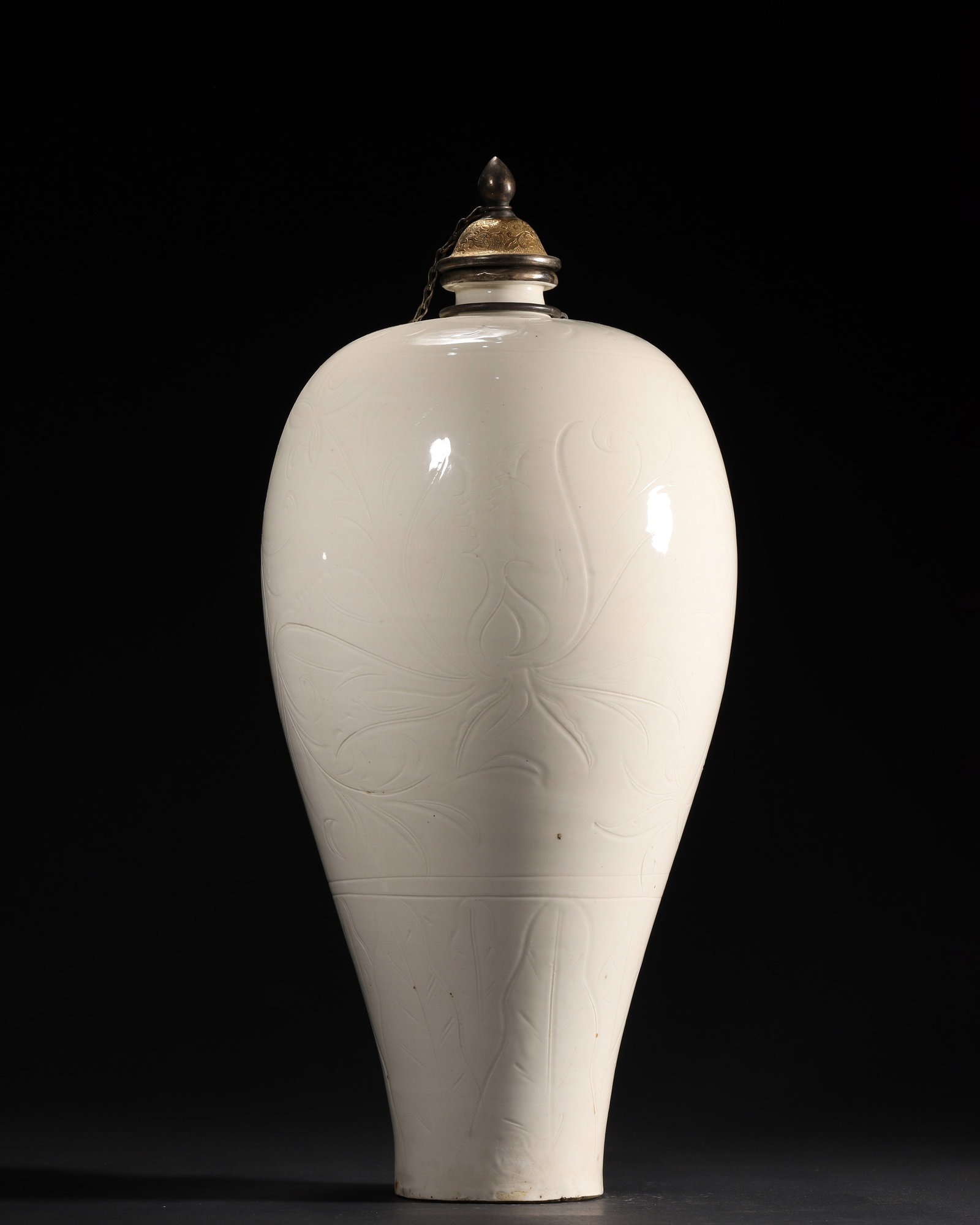 A FINE NORTHERN SONG DYNASTY (10TH-12TH CENTURY) DINGYAO WHITE-GLAZED MEIPING VASE WITH INCISED: 9.84" x 17.32" inches (25.0 cm x 44.0 cm) (Main)This elegant Northern Song Dingyao Meiping features a lustrous ivory-white glaze and delicate incised floral scrolls. Its original gilt-silver cover enh