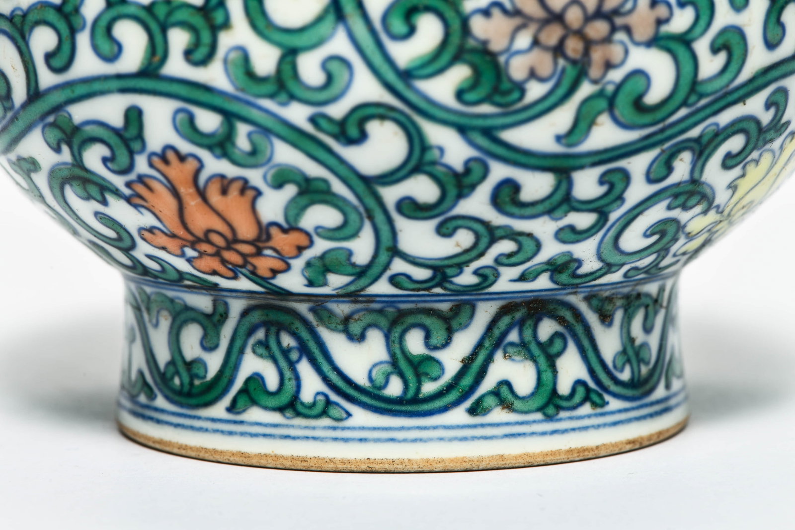 A doucai 'Interlocking flowers' vase - 5