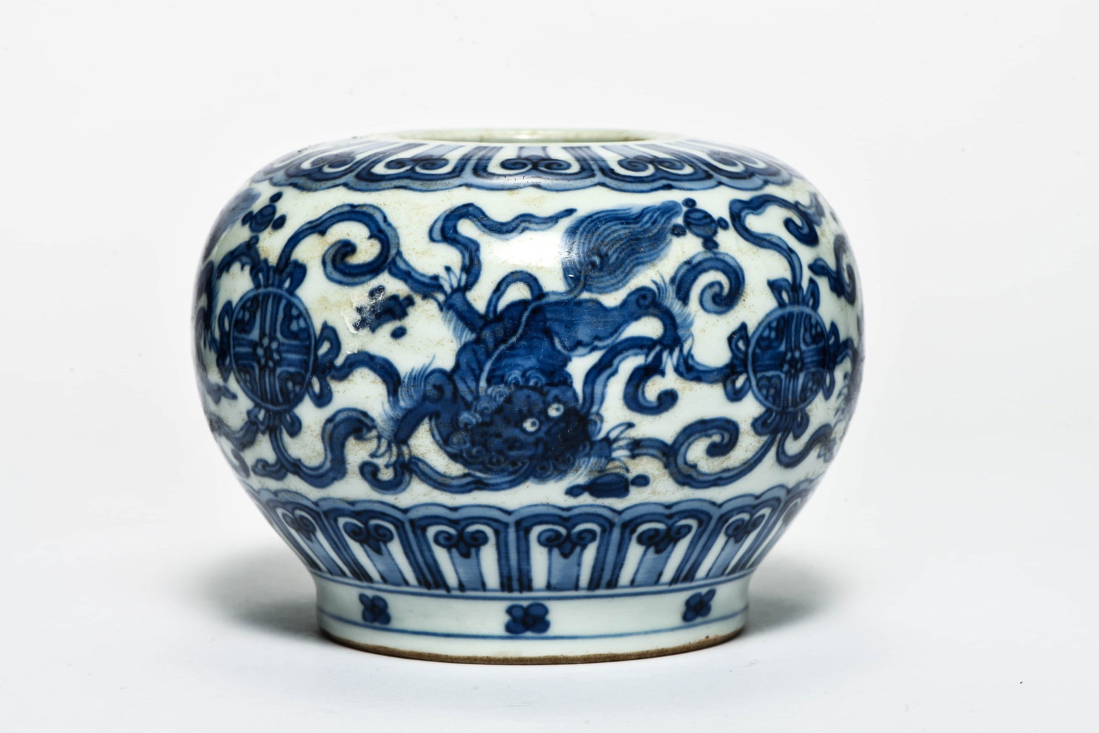 A blue and white 'Lion and embroidered ball' jar: A BLUE AND WHITE 'LION AND EMBROIDERED BALL' JAR Description: Length: 11cm Width: 11cm Height: 8cm
