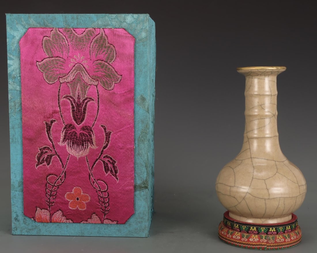 A Ge Ware Celadon Vase - 2