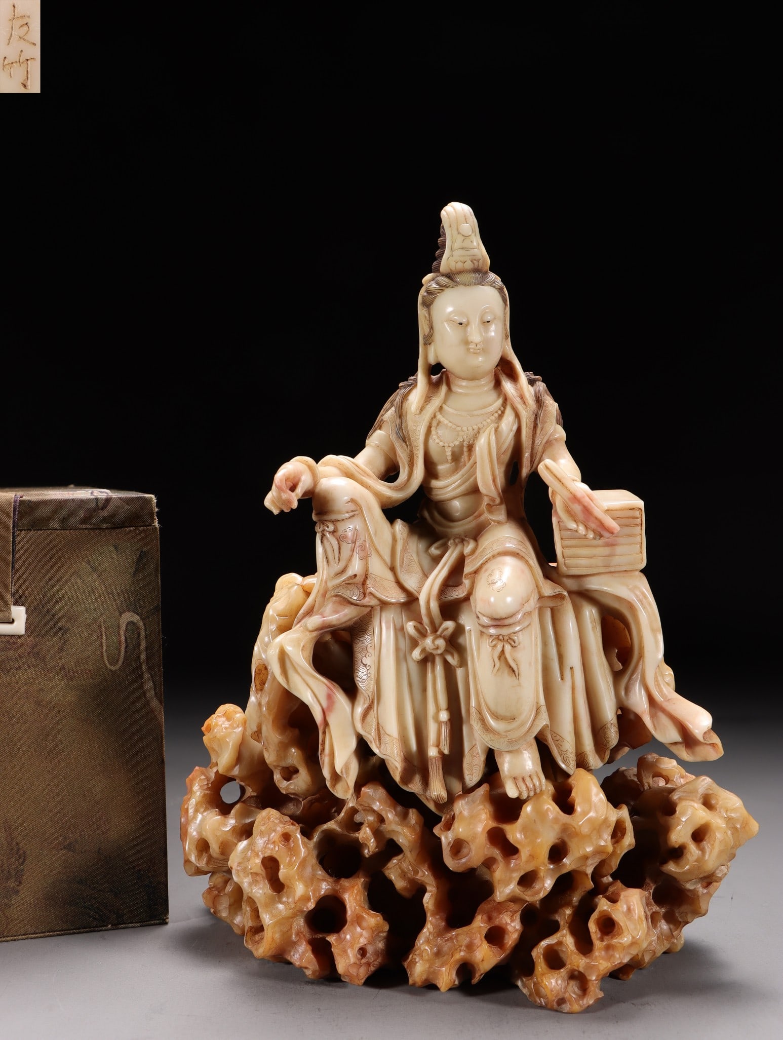 A Shoushan Furong Stone Guanyin Statue: A Shoushan Furong Stone Guanyin Statue. Dimensions: 8.27in x 6.30in x 2.76in; Weight: 1480g.