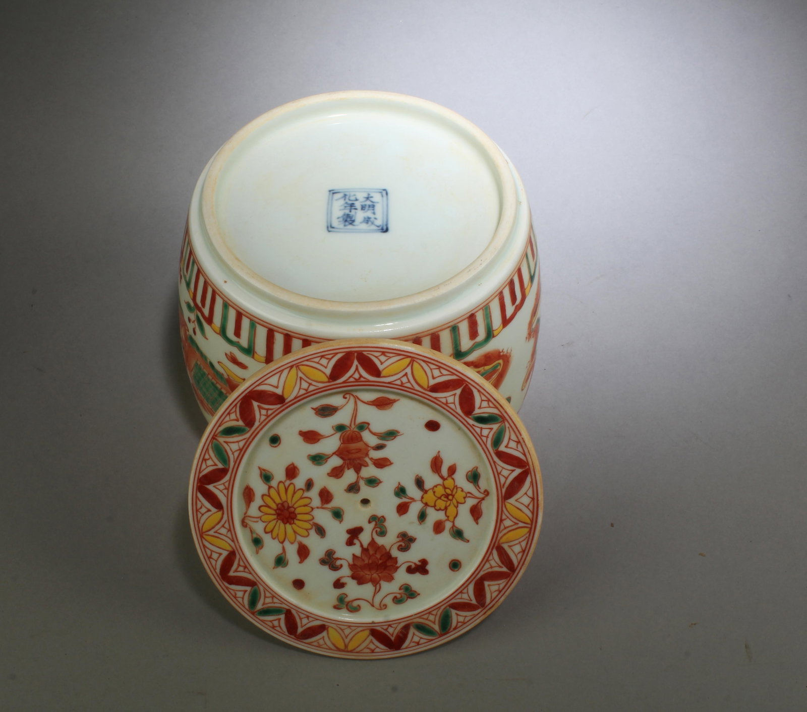 A Porcelain Cricket Container - 7