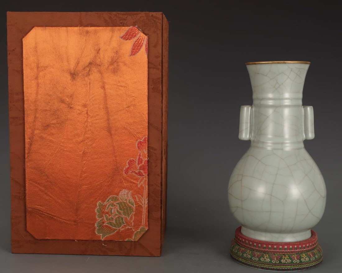 A Guan Ware Celadon Vase - 2
