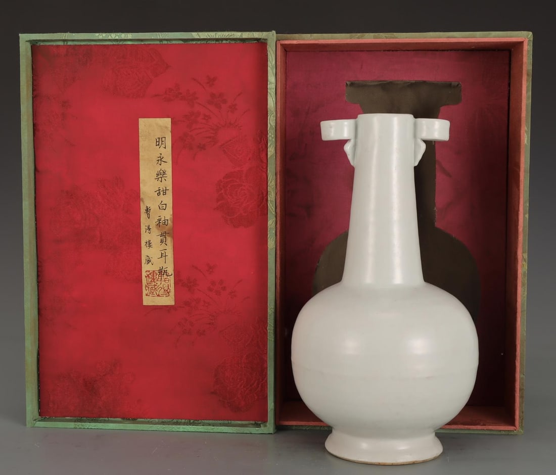 A Sweet White Glazed Vase: A Sweet White Glazed Vase. Height: 11.42"; Width: 6.42".