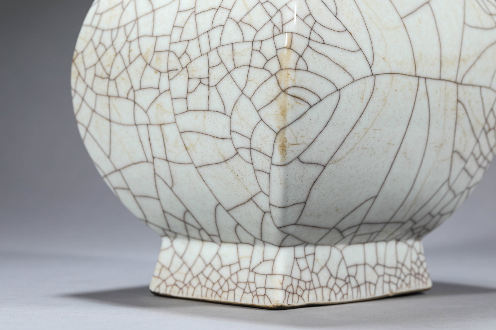 A Guan-Type 'Two-Handled Square' Vase - 4