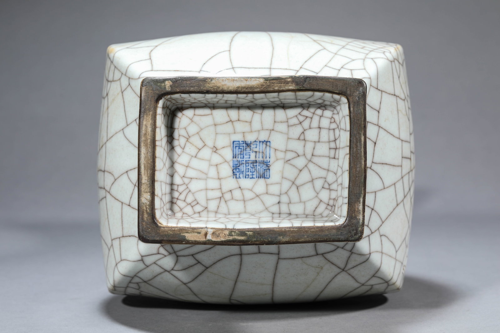 A Guan-Type 'Two-Handled Square' Vase - 7