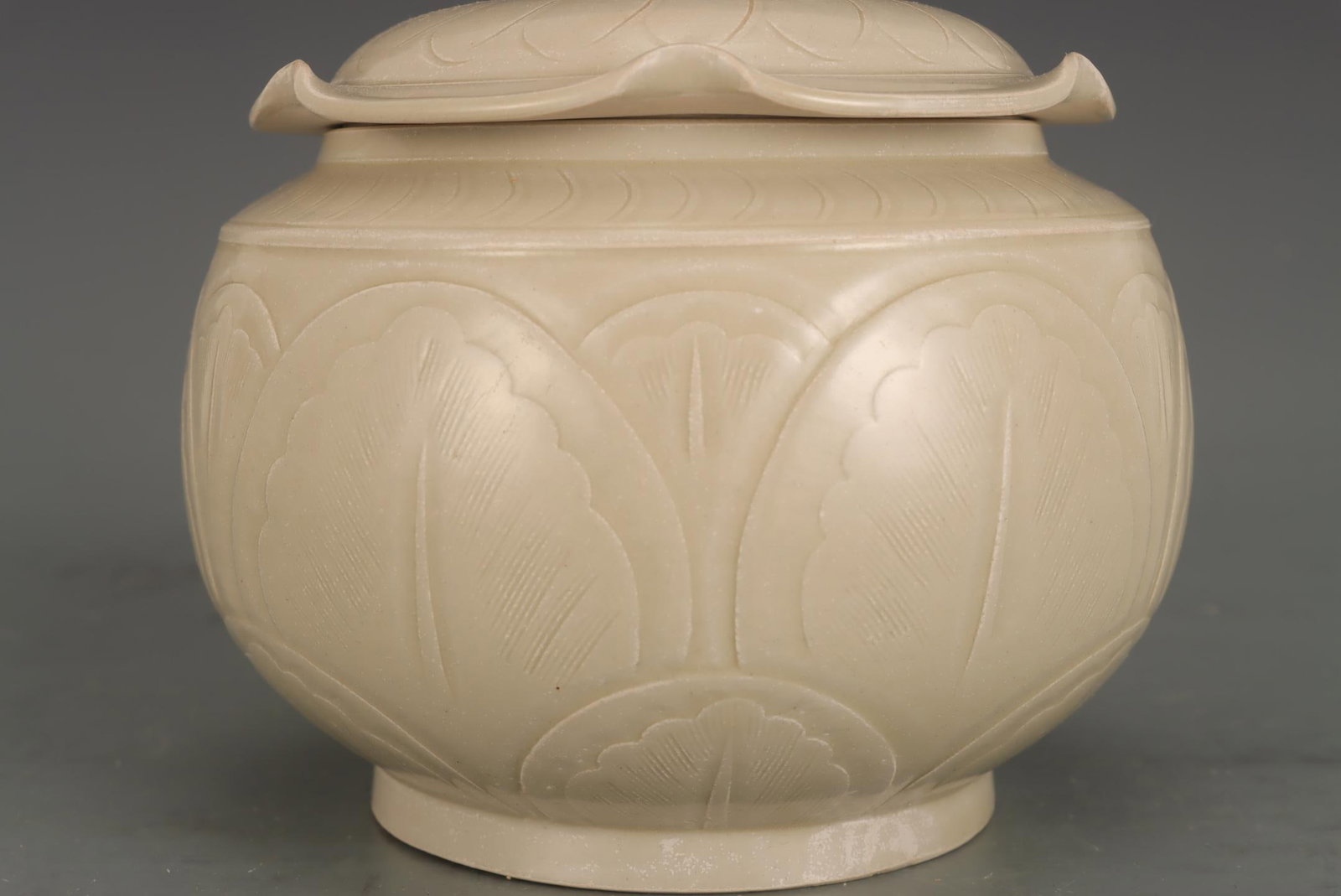 A Ding Ware Covered Jar - 4