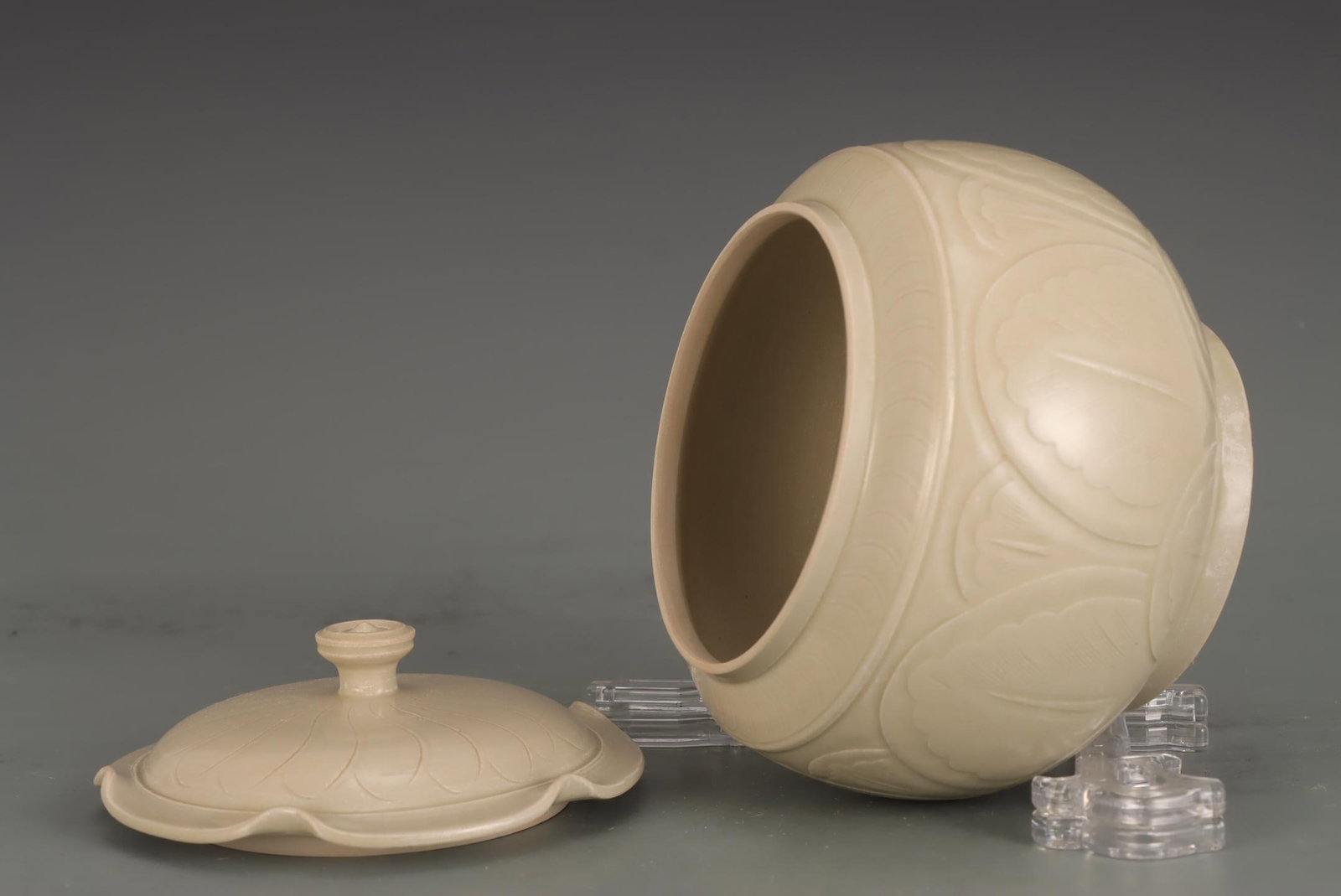 A Ding Ware Covered Jar - 5