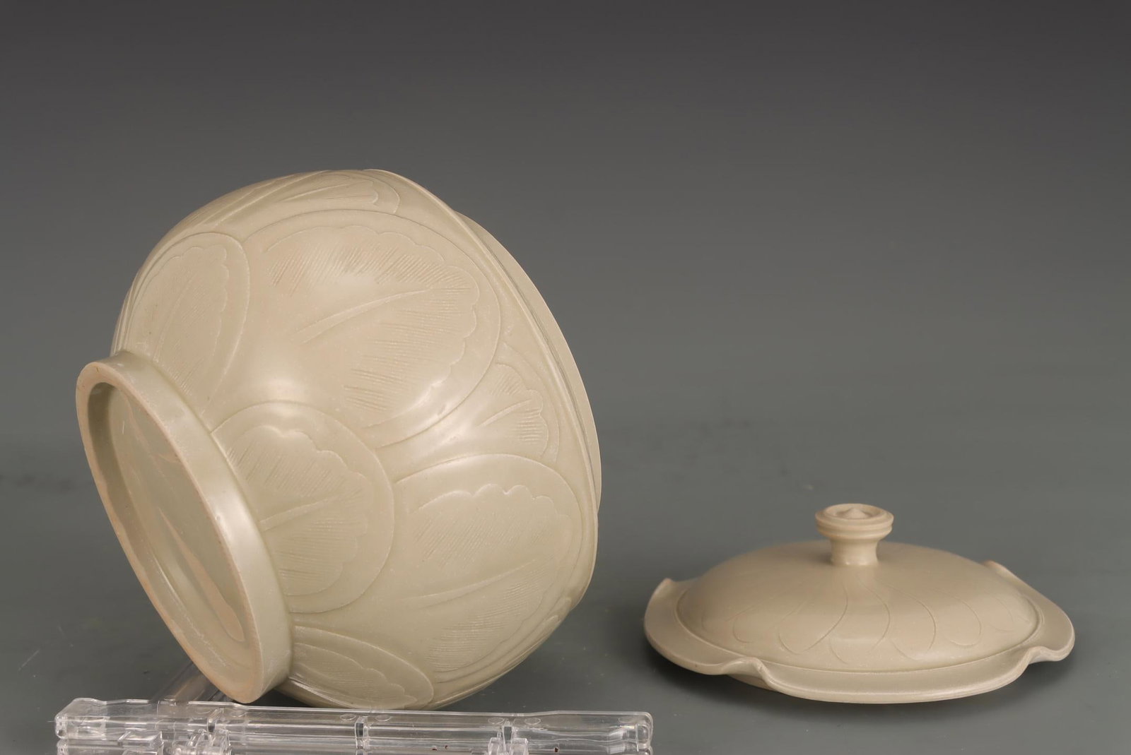 A Ding Ware Covered Jar - 6