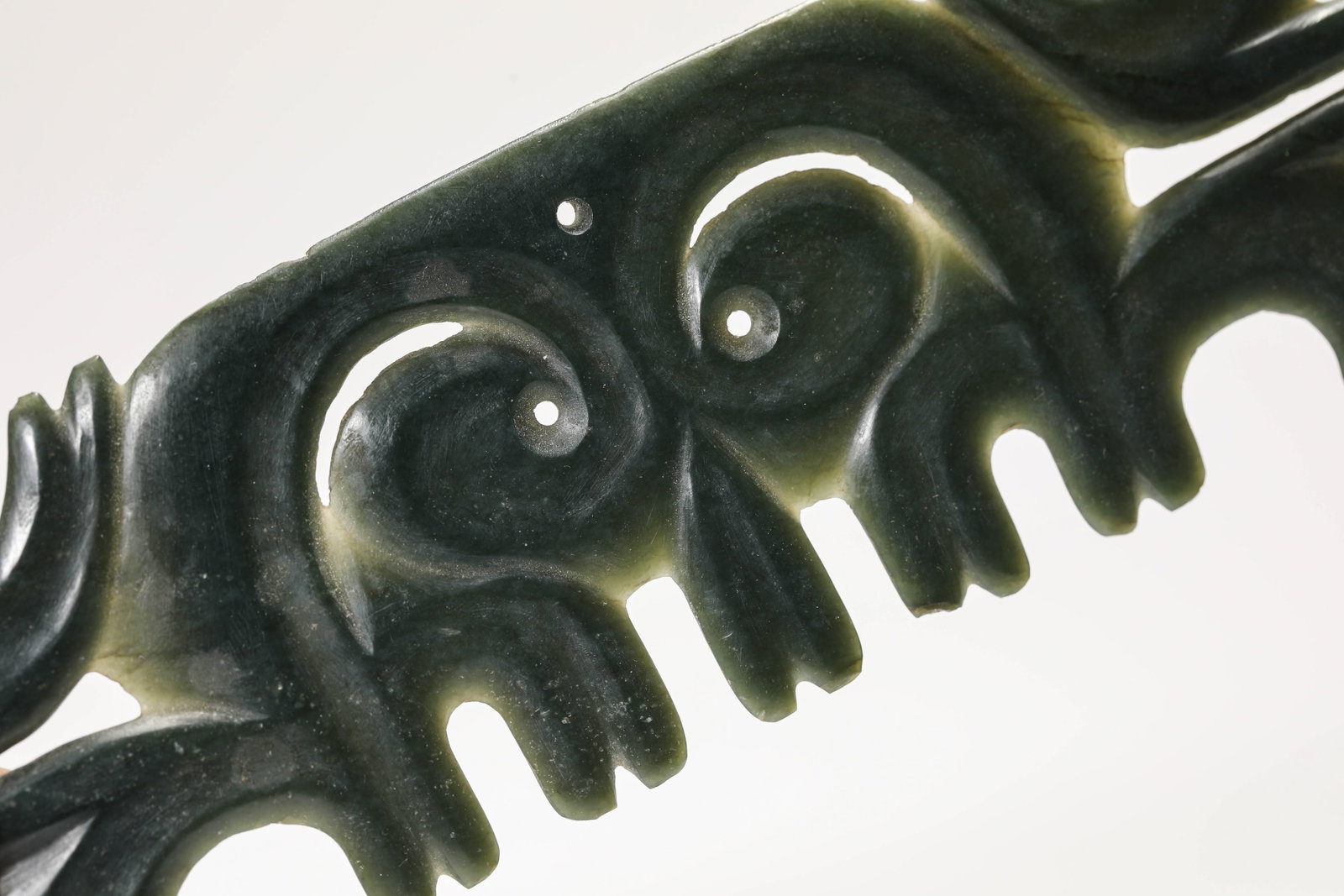 A Jade 'Cloud and Hook' Pendant - 4